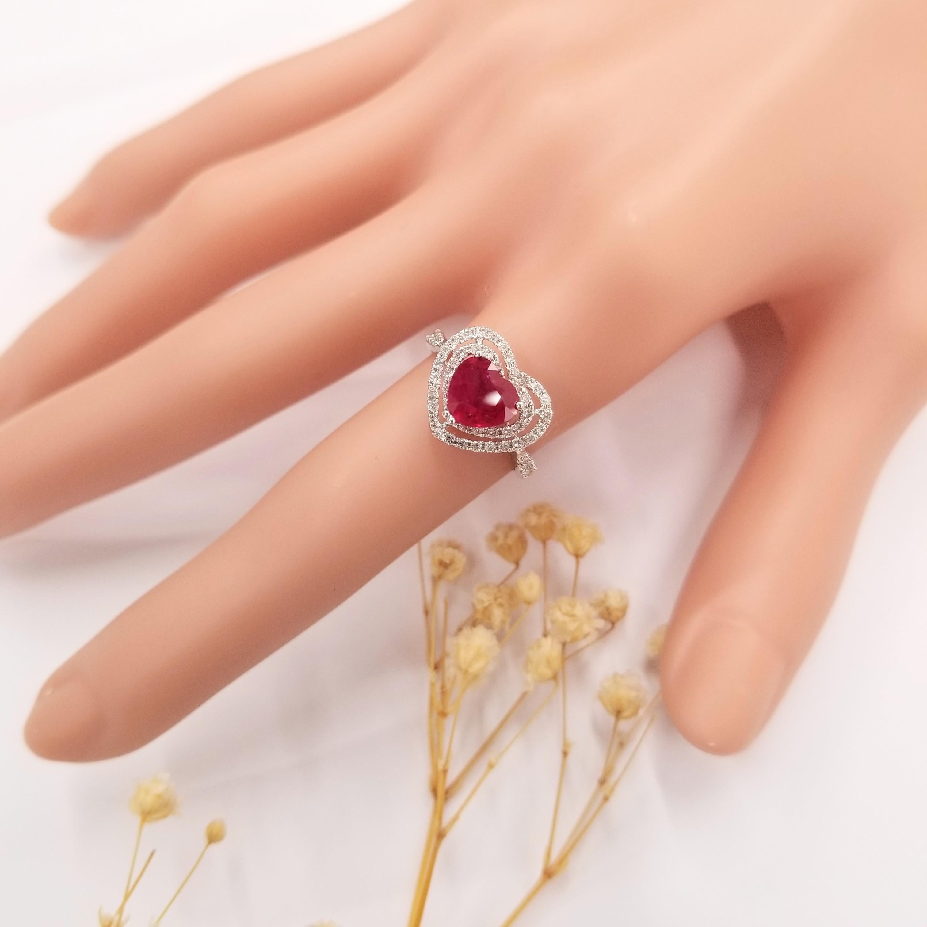 IGI Certified 1.48Carat Ruby & Diamond Ring in 18K White Gold In New Condition For Sale In KOWLOON, HK