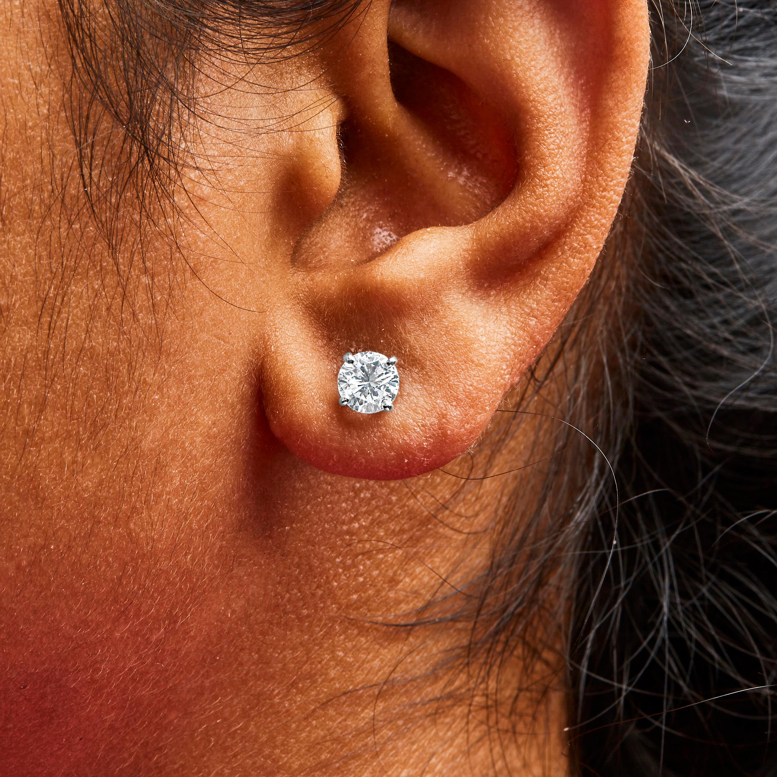 Taille ronde Clous d'oreilles solitaires en or blanc 14 carats certifié IGI avec diamants ronds de 1 1/2 carat