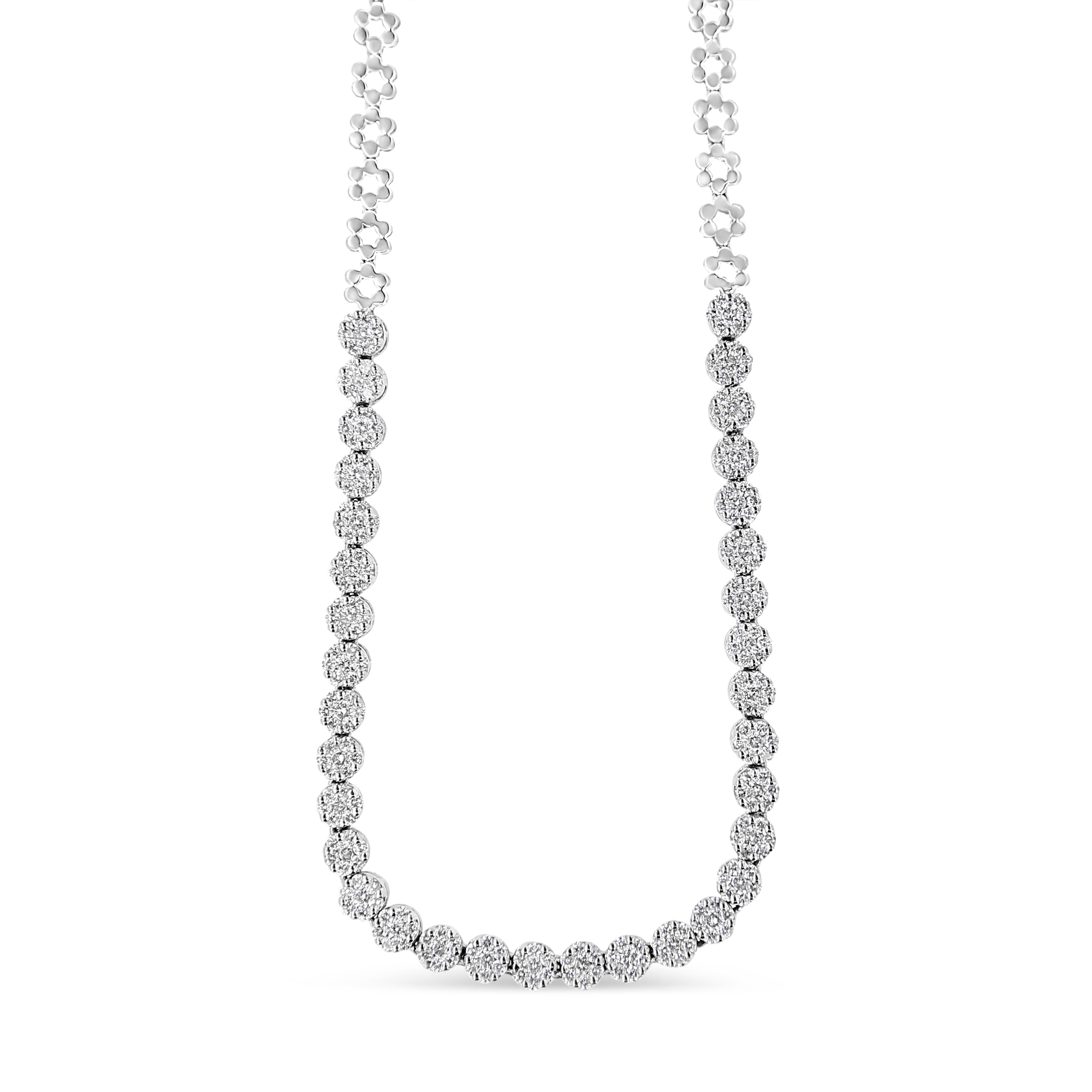 Aussi élégant que spectaculaire, cet éblouissant collier de diamants Riviera rehausse toutes les tenues. Réalisé par des experts en or blanc 14 carats, ce modèle accrocheur présente des grappes de diamants ronds étincelants en forme de fleur,