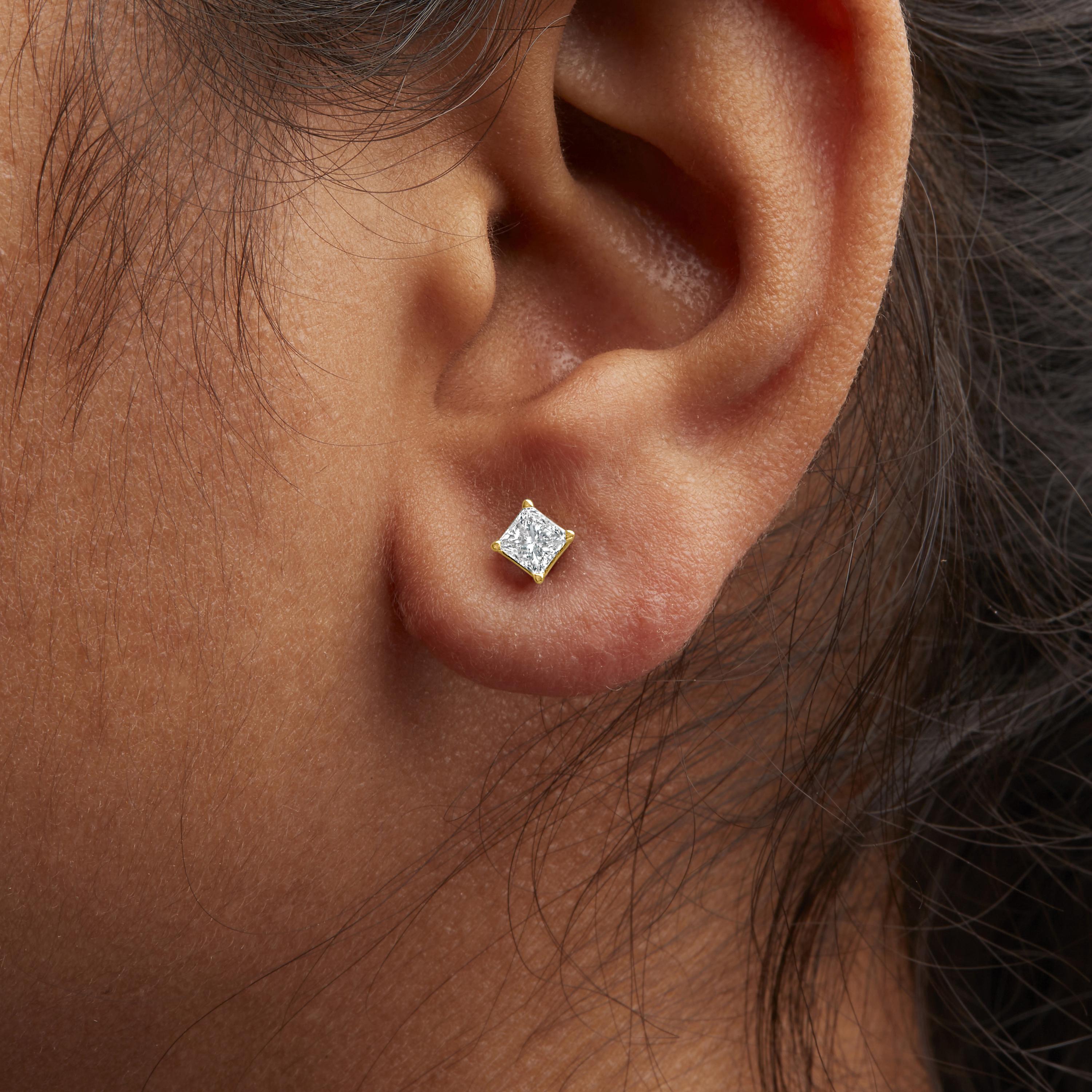 Clous d'oreilles solitaires en or jaune 14 carats certifiés IGI avec diamant carré de 1,00 carat Pour femmes en vente