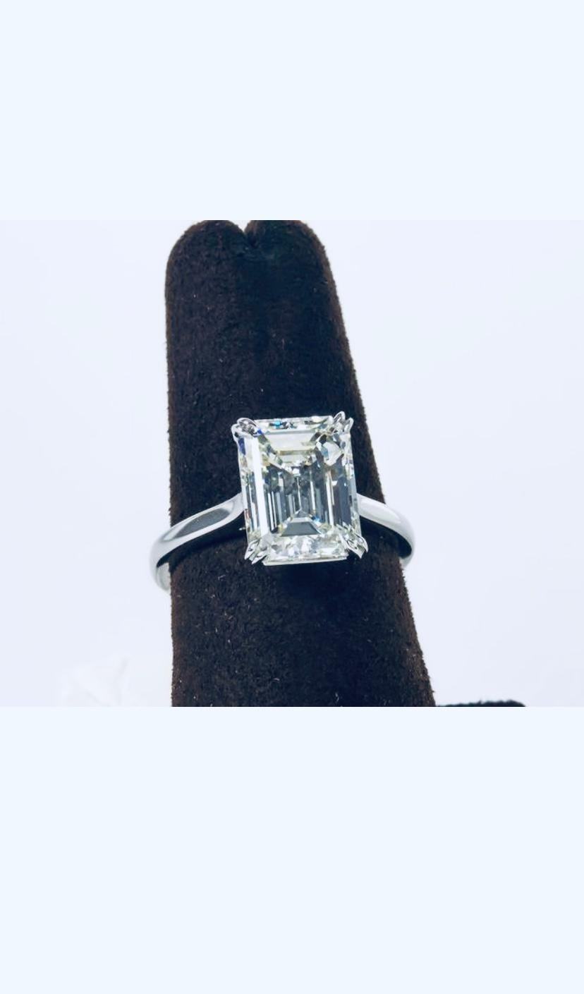 IGI Certified 1, 5 Ct of Emerald Cut Diamond on Ring In New Condition For Sale In Massafra, IT