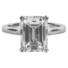 Bague avec un diamant taille émeraude certifié IGI de 1,5 ct.