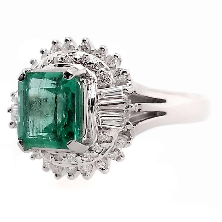 IGI Certified 1.50ct Colombian Emerald and 0.45ct Natural Diamonds Platinum Ring In New Condition For Sale In Hong Kong, HK