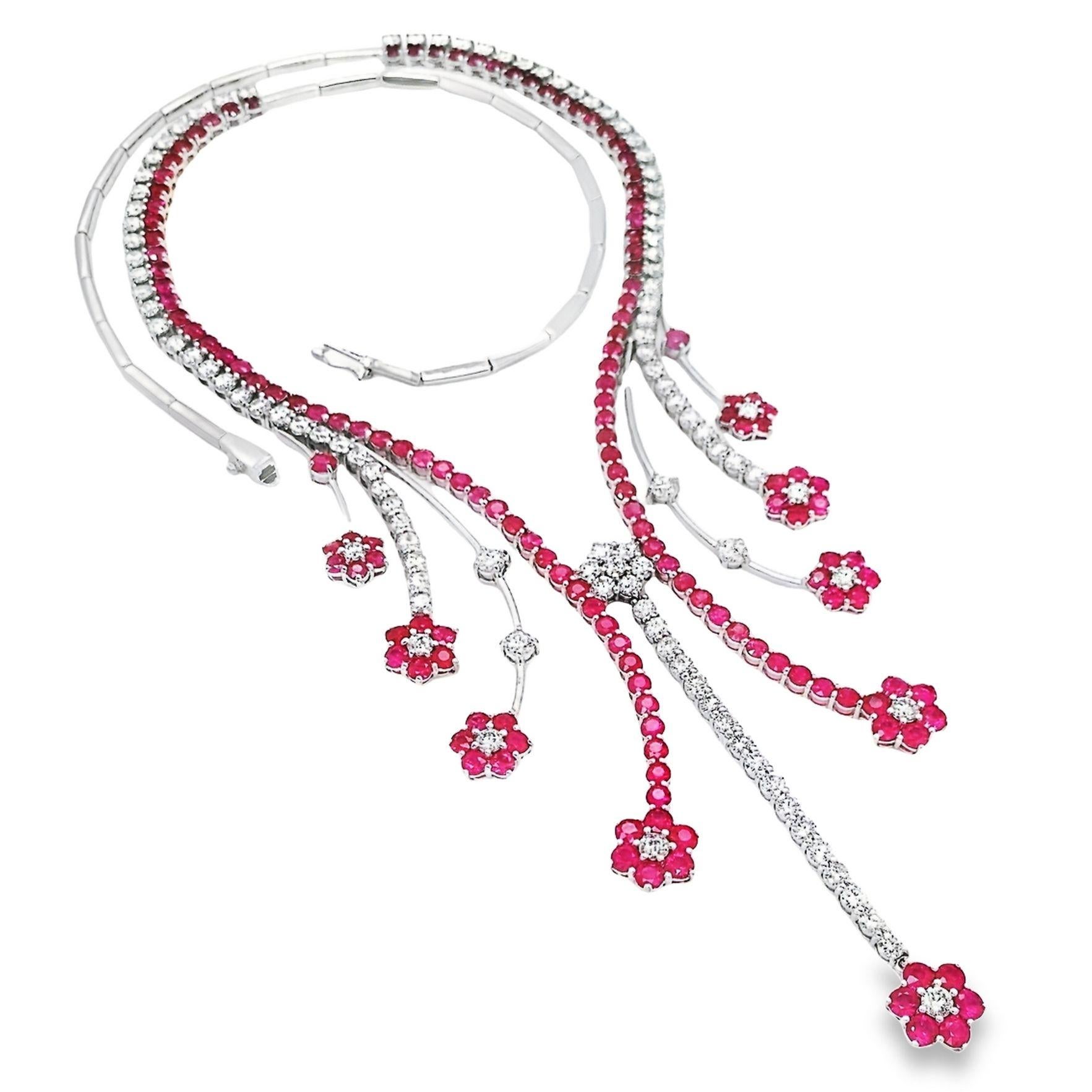 Prepárate para dejarte cautivar por un majestuoso collar obra maestra, con 152 rubíes de Birmania de un intenso color rojo púrpura, elegantemente acompañados por unos impresionantes 9 quilates de brillantes diamantes naturales. Esta extraordinaria