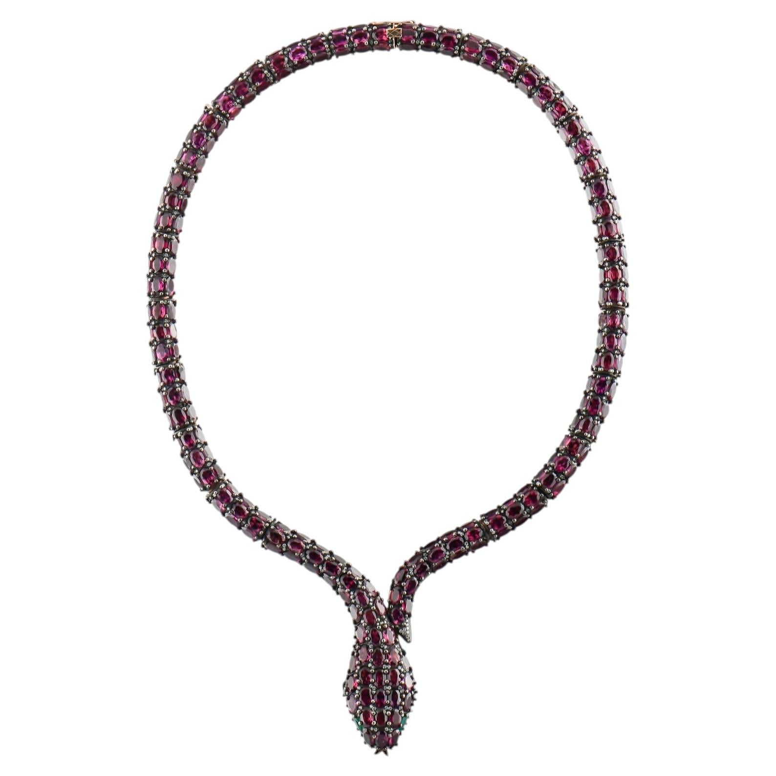 Certifié IGI, 155,25 carats. Collier ras-du-cou « serpent » en rhodolite et diamants, en or 8 carats