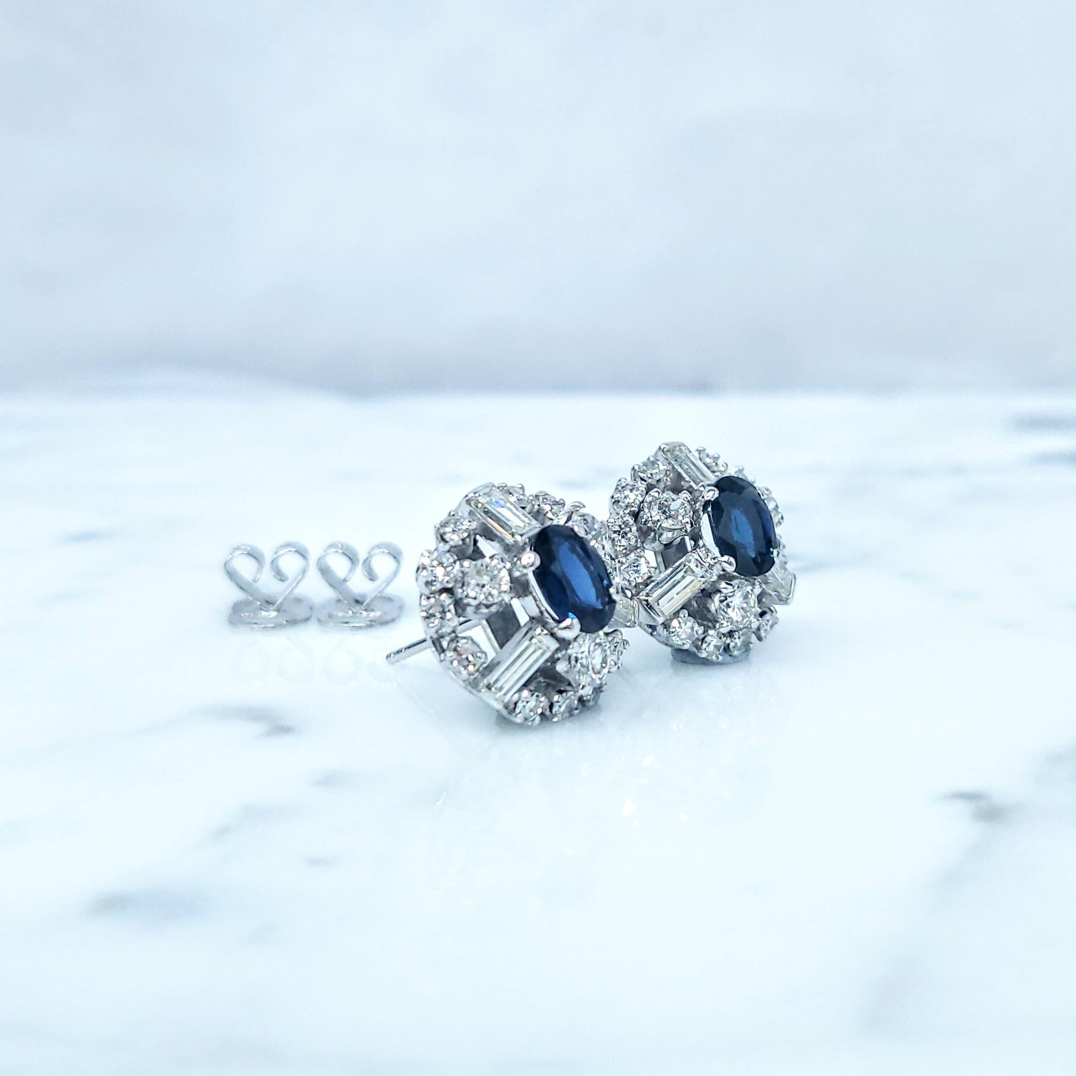 Taglio ovale Orecchini con zaffiro blu e diamanti non riscaldati certificati IGI da 1,63 carati in oro bianco in vendita