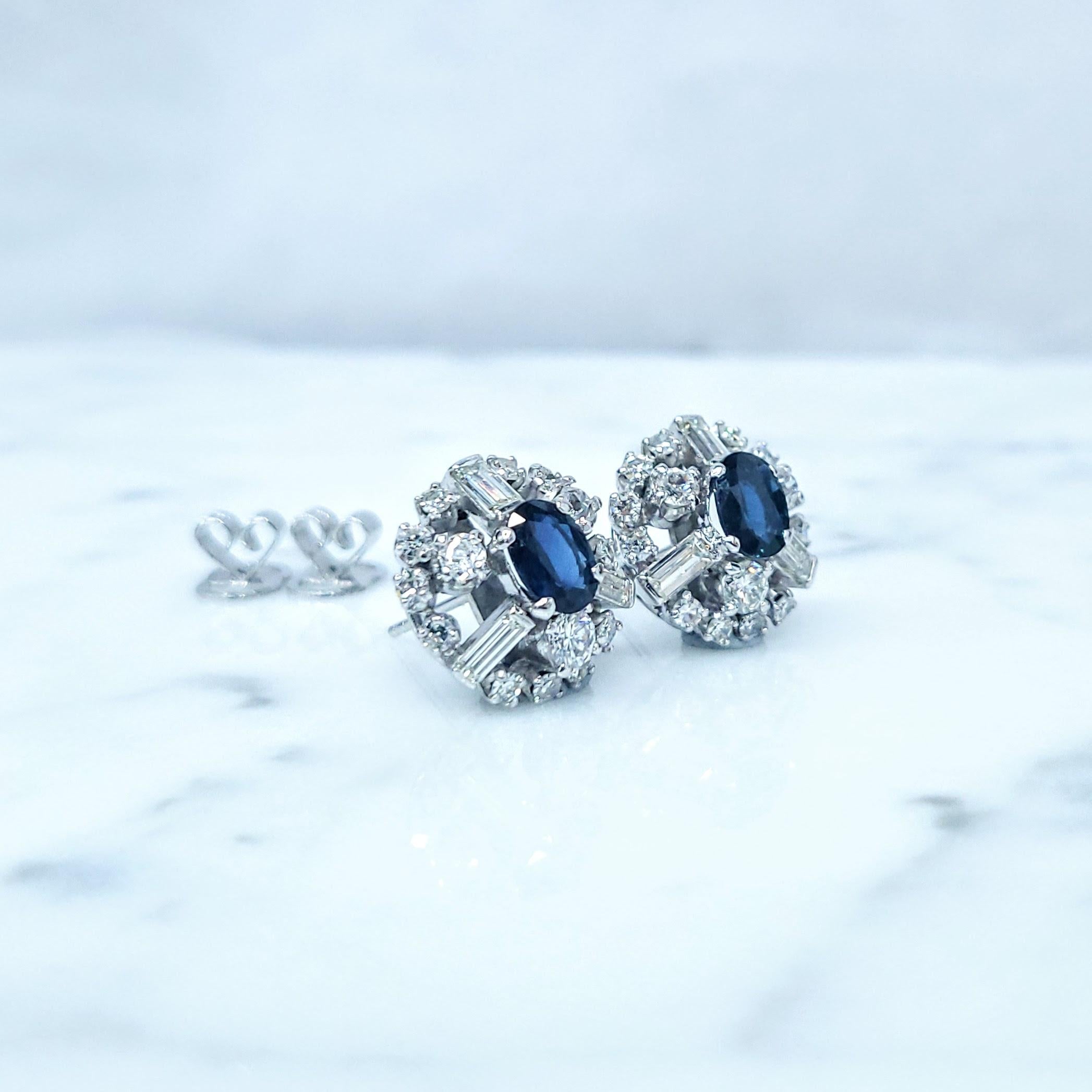 Orecchini con zaffiro blu e diamanti non riscaldati certificati IGI da 1,63 carati in oro bianco In condizioni Nuovo in vendita a KOWLOON, HK