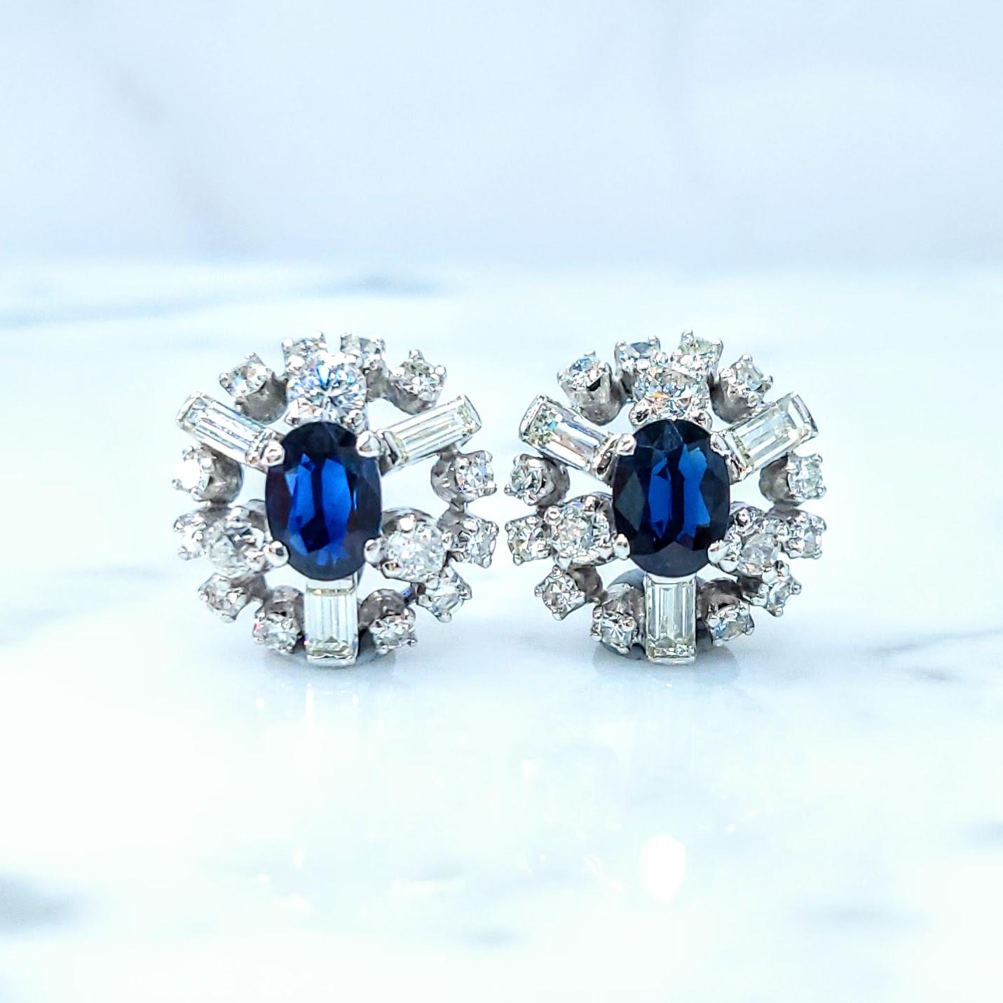 Orecchini con zaffiro blu e diamanti non riscaldati certificati IGI da 1,63 carati in oro bianco in vendita 1