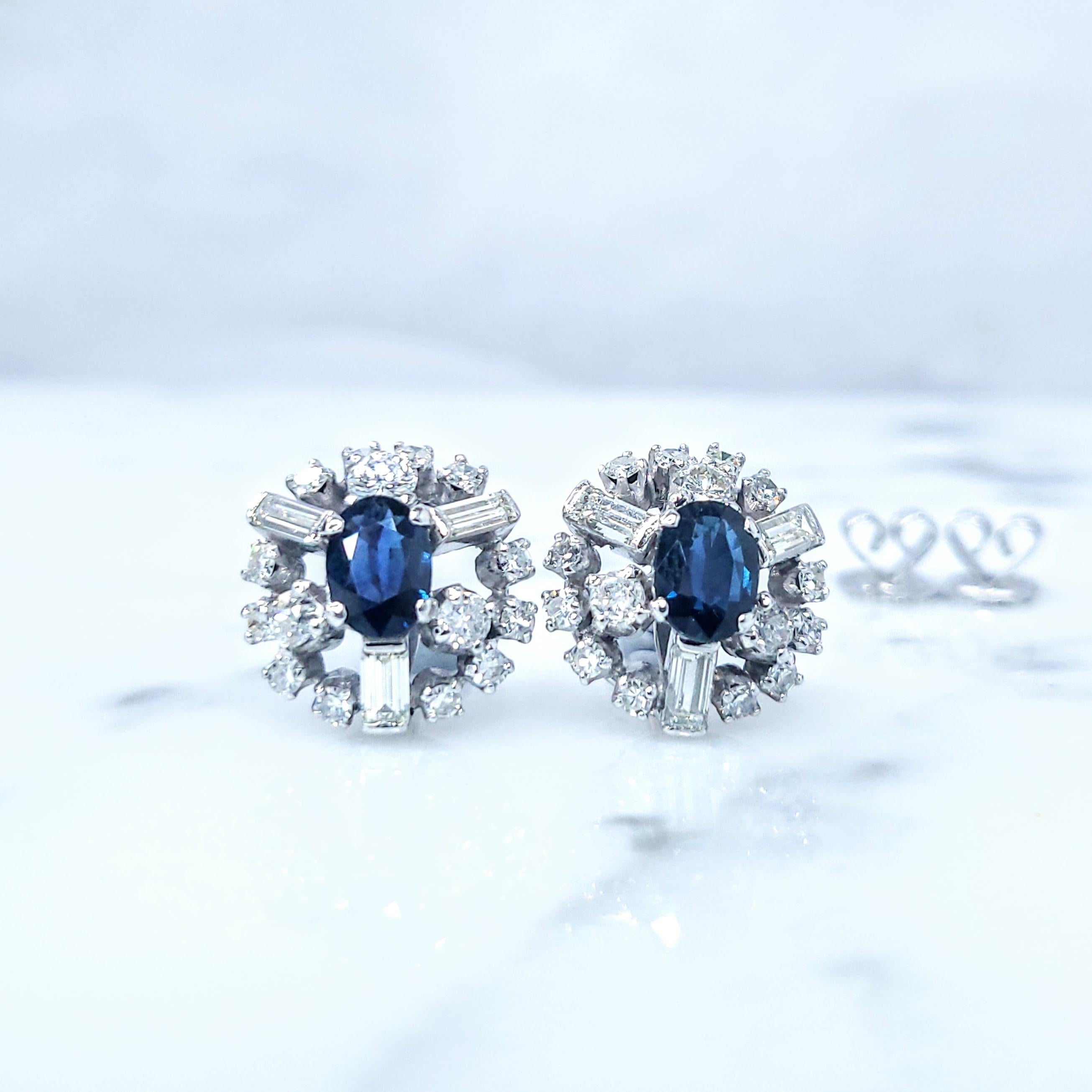 Orecchini con zaffiro blu e diamanti non riscaldati certificati IGI da 1,63 carati in oro bianco in vendita 3