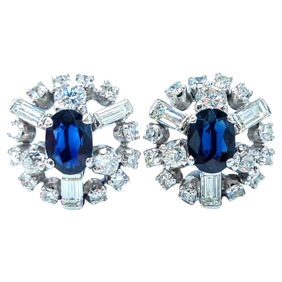 Orecchini con zaffiro blu e diamanti non riscaldati certificati IGI da 1,63 carati in oro bianco in vendita