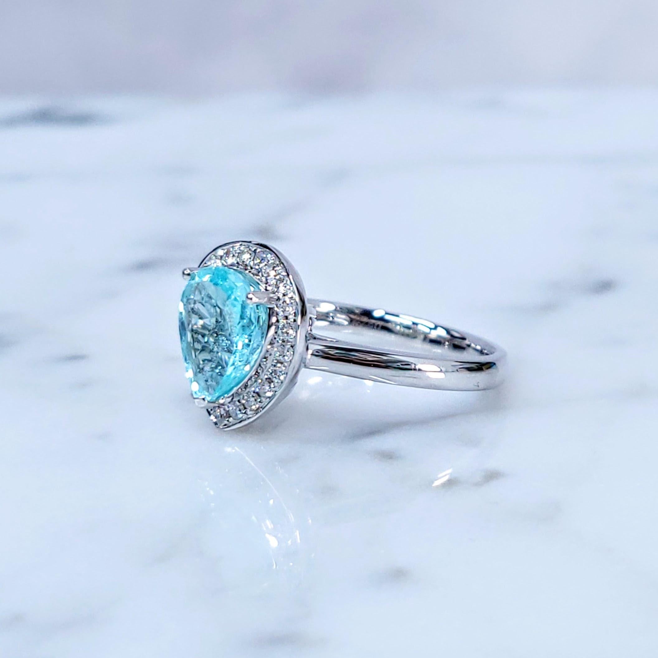 Anillo de oro blanco de 18 quilates con diamantes y paraiba de 1,68 quilates con certificado IGI en venta 4