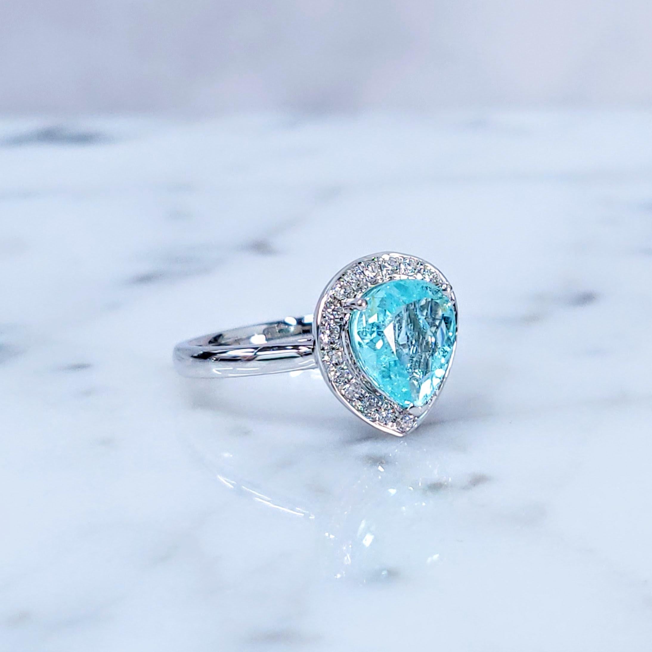 Anillo de oro blanco de 18 quilates con diamantes y paraiba de 1,68 quilates con certificado IGI en venta 7