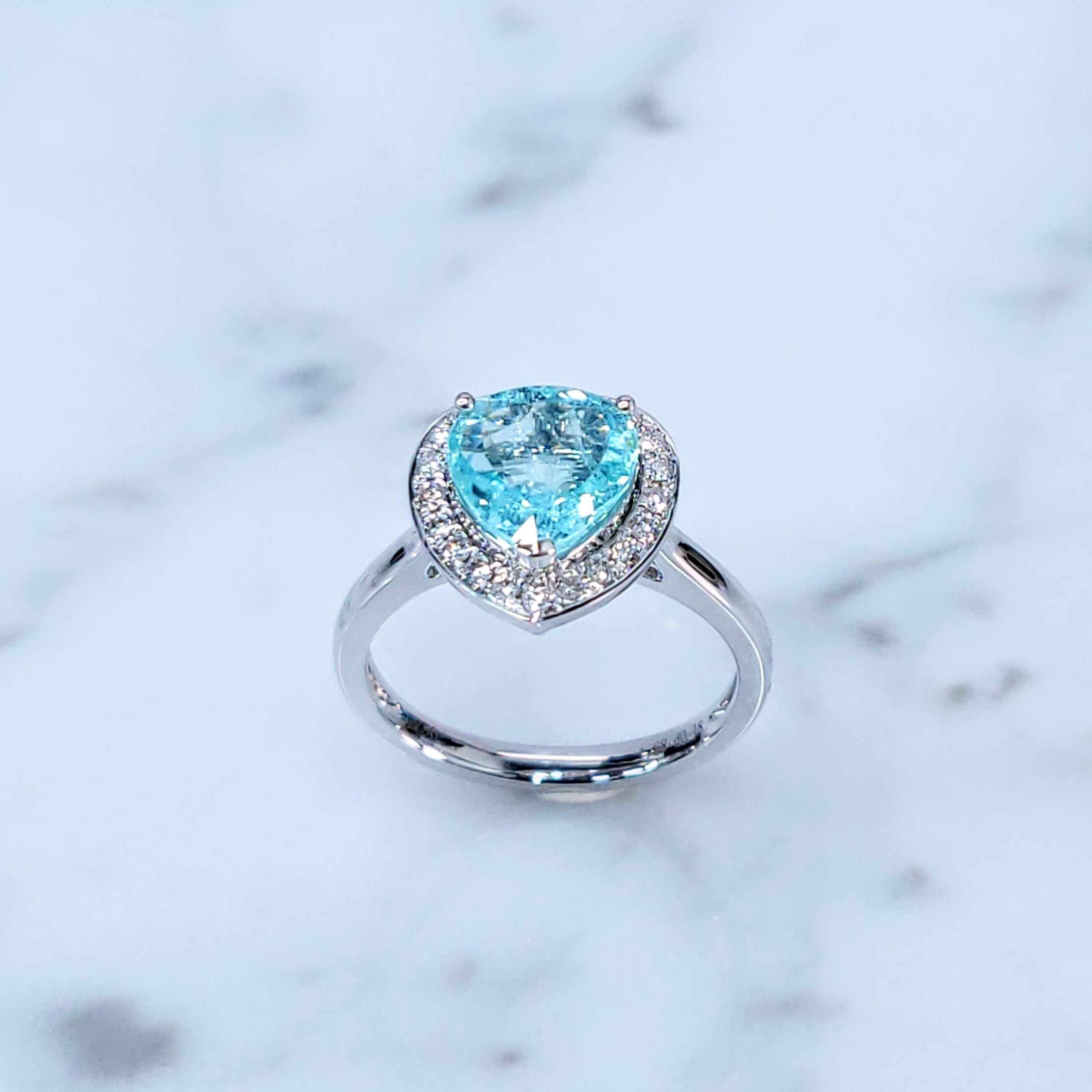 Anillo de oro blanco de 18 quilates con diamantes y paraiba de 1,68 quilates con certificado IGI en venta 8
