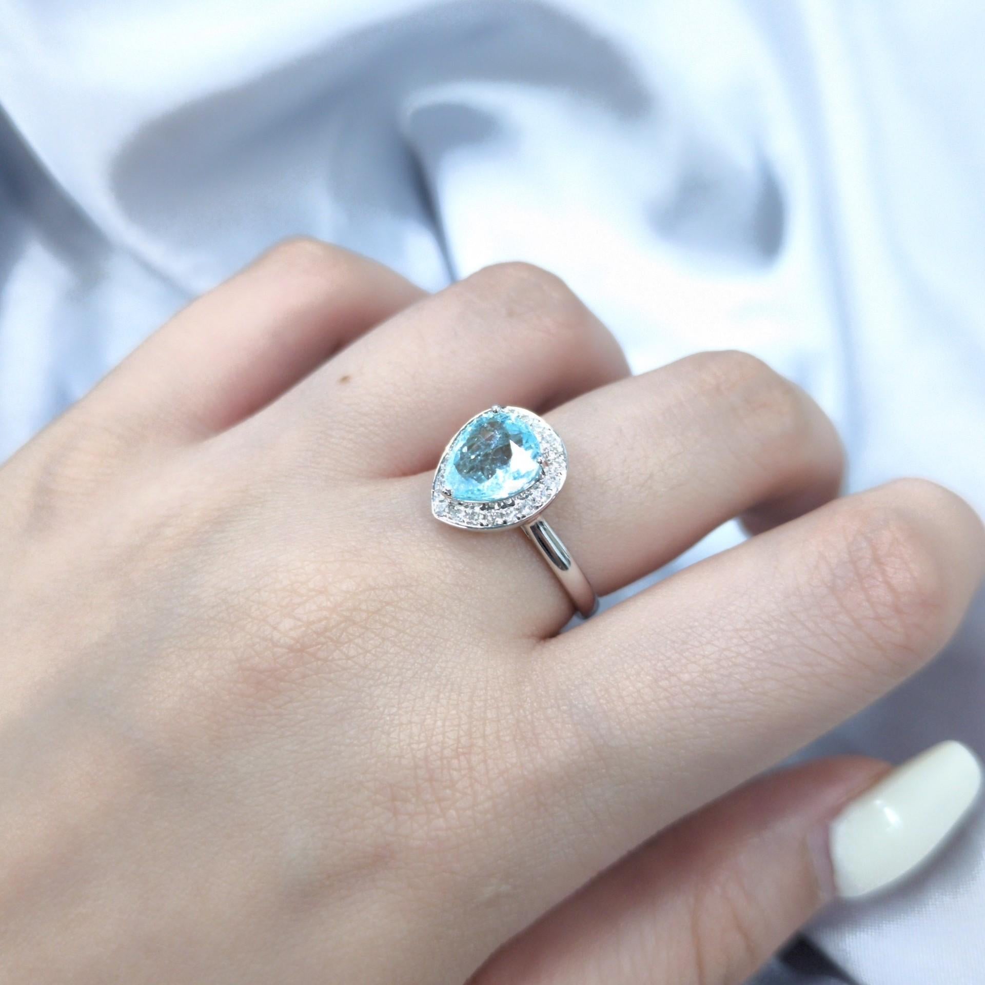 Anillo de oro blanco de 18 quilates con diamantes y paraiba de 1,68 quilates con certificado IGI Moderno en venta