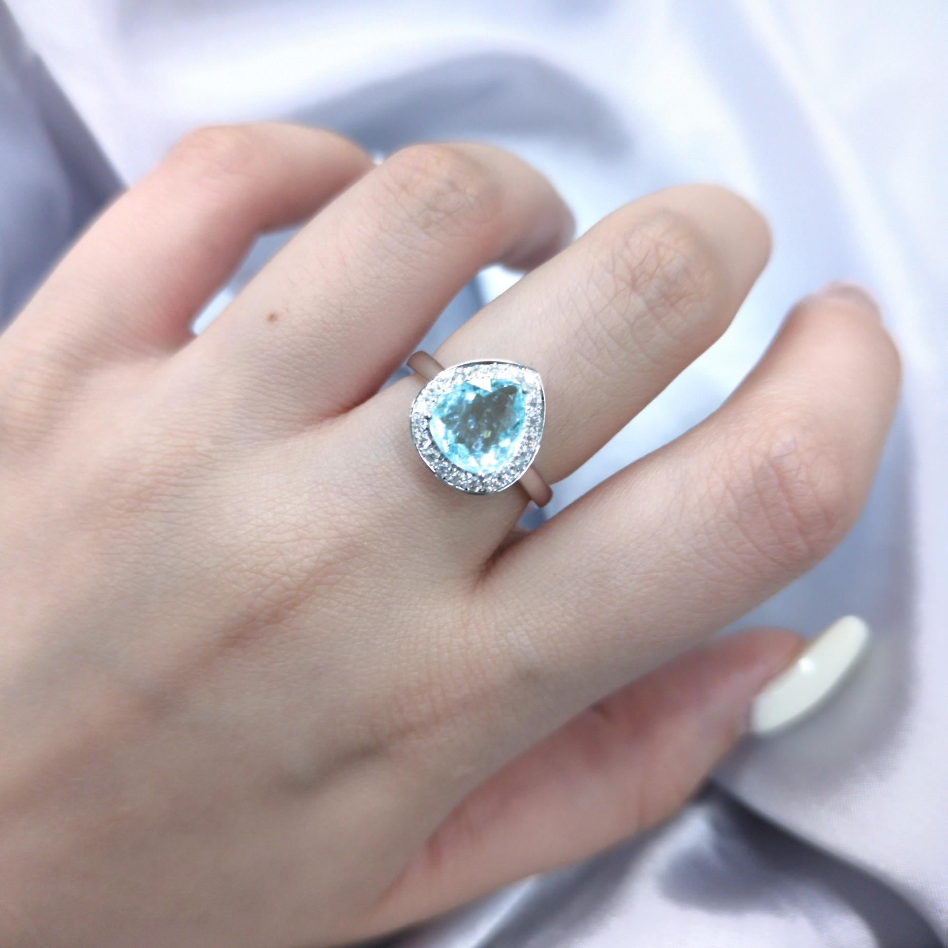 Anillo de oro blanco de 18 quilates con diamantes y paraiba de 1,68 quilates con certificado IGI Corte pera en venta