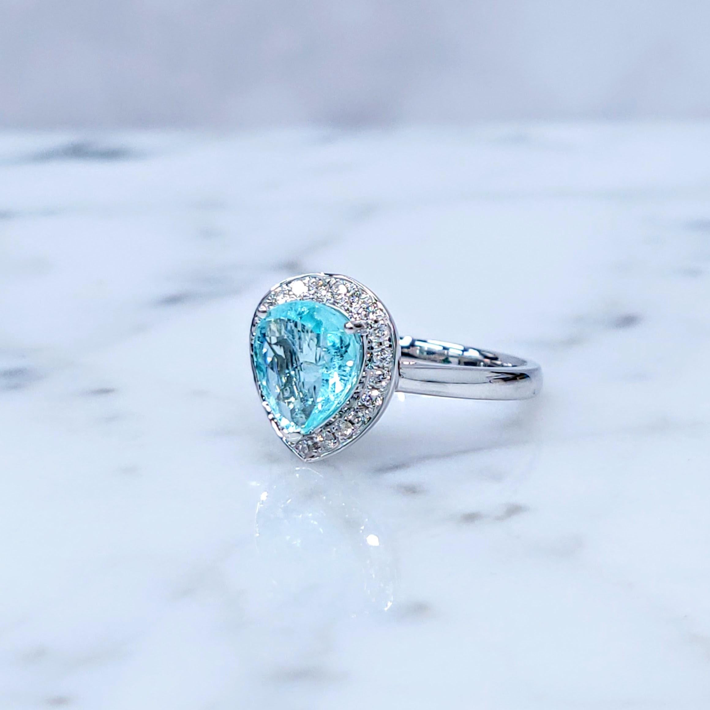 Anillo de oro blanco de 18 quilates con diamantes y paraiba de 1,68 quilates con certificado IGI en venta 3