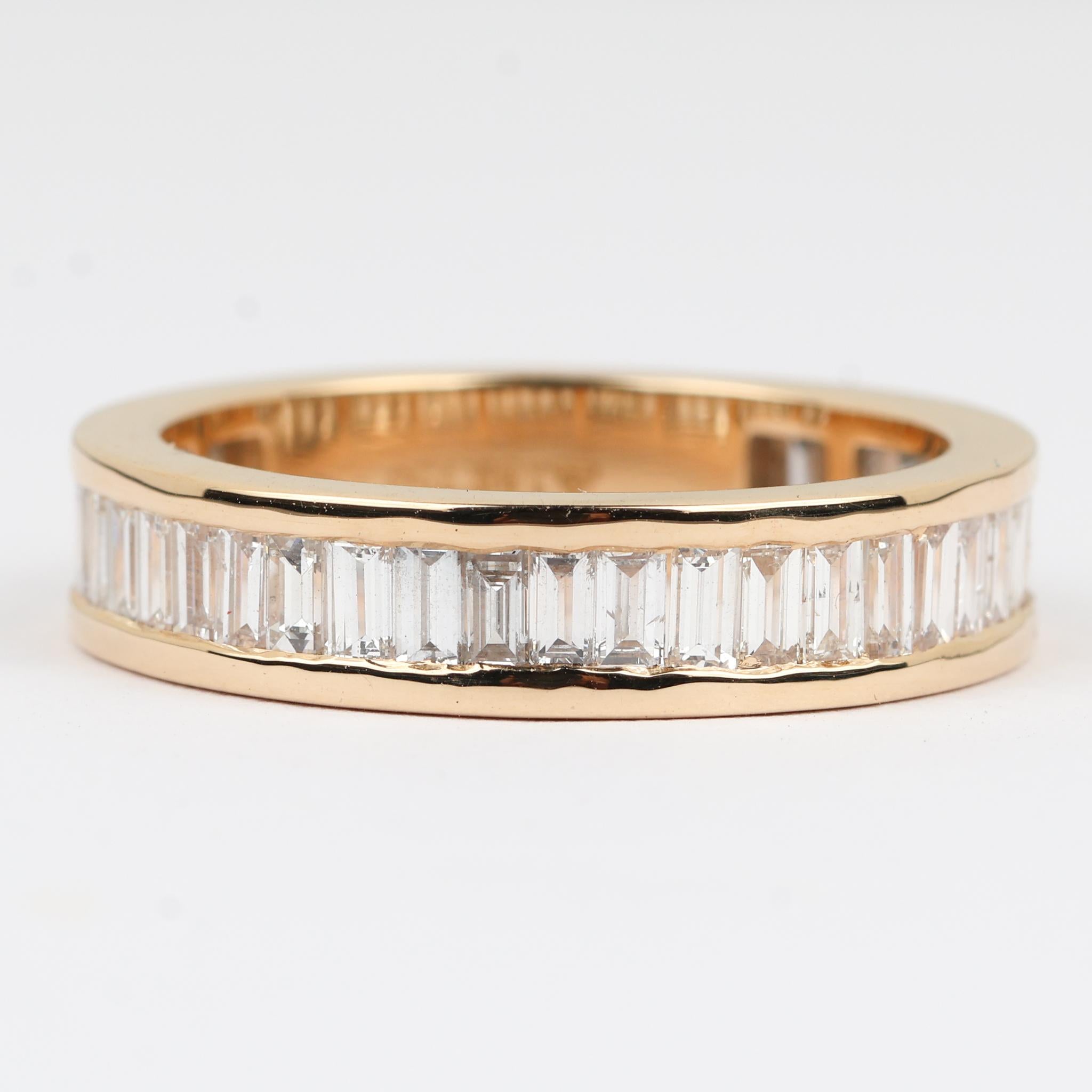 💎 Description du produit :
Exquise, raffinée et intemporelle, cette alliance en or jaune 18 carats de 1,68 ct de diamant naturel taille baguette capture l'essence d'une sophistication durable. Chaque diamant baguette parfaitement taillé, de couleur