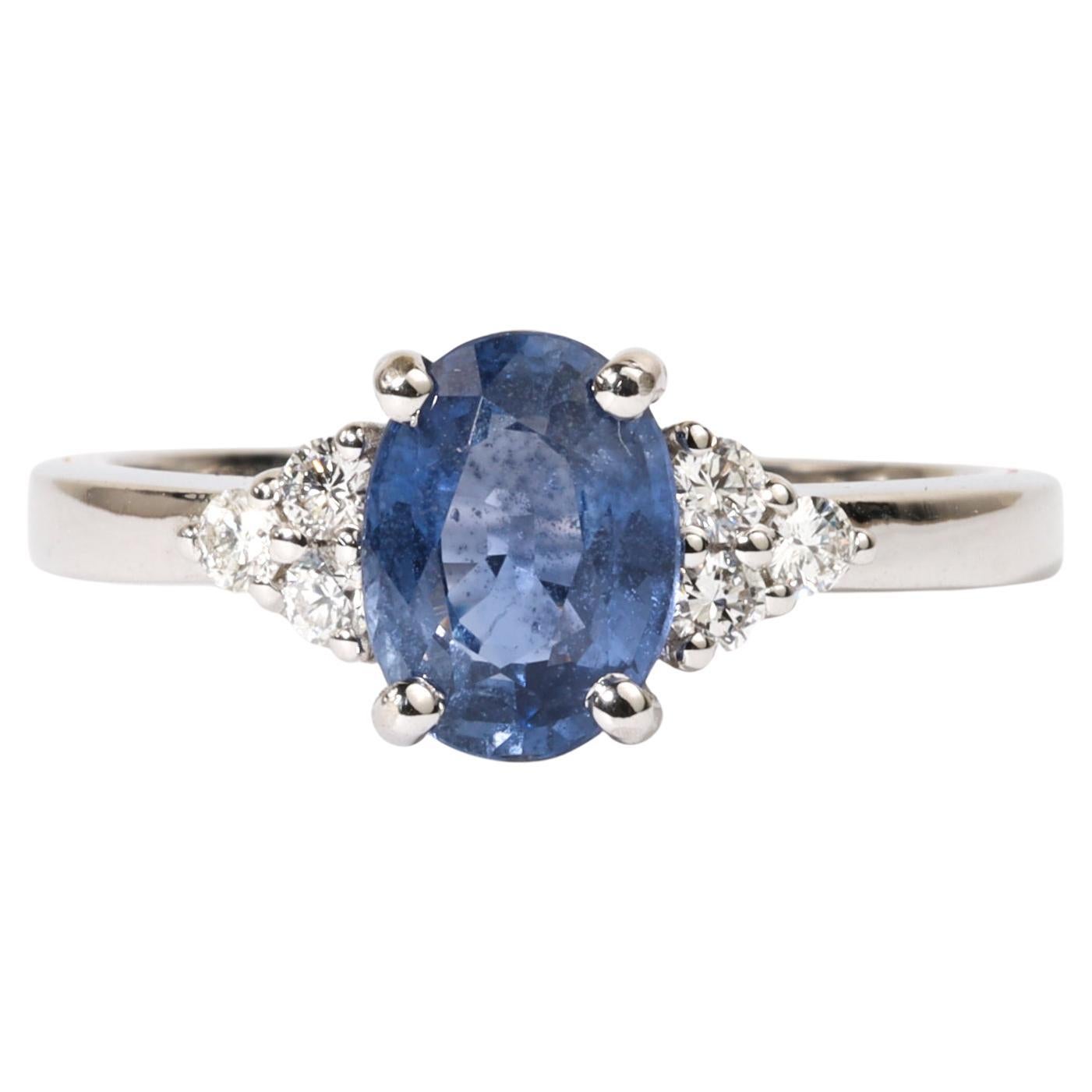 Anillo en racimo de diamantes y zafiro azul ovalado de 1,6 ct con certificado IGI - Oro de 18 quilates