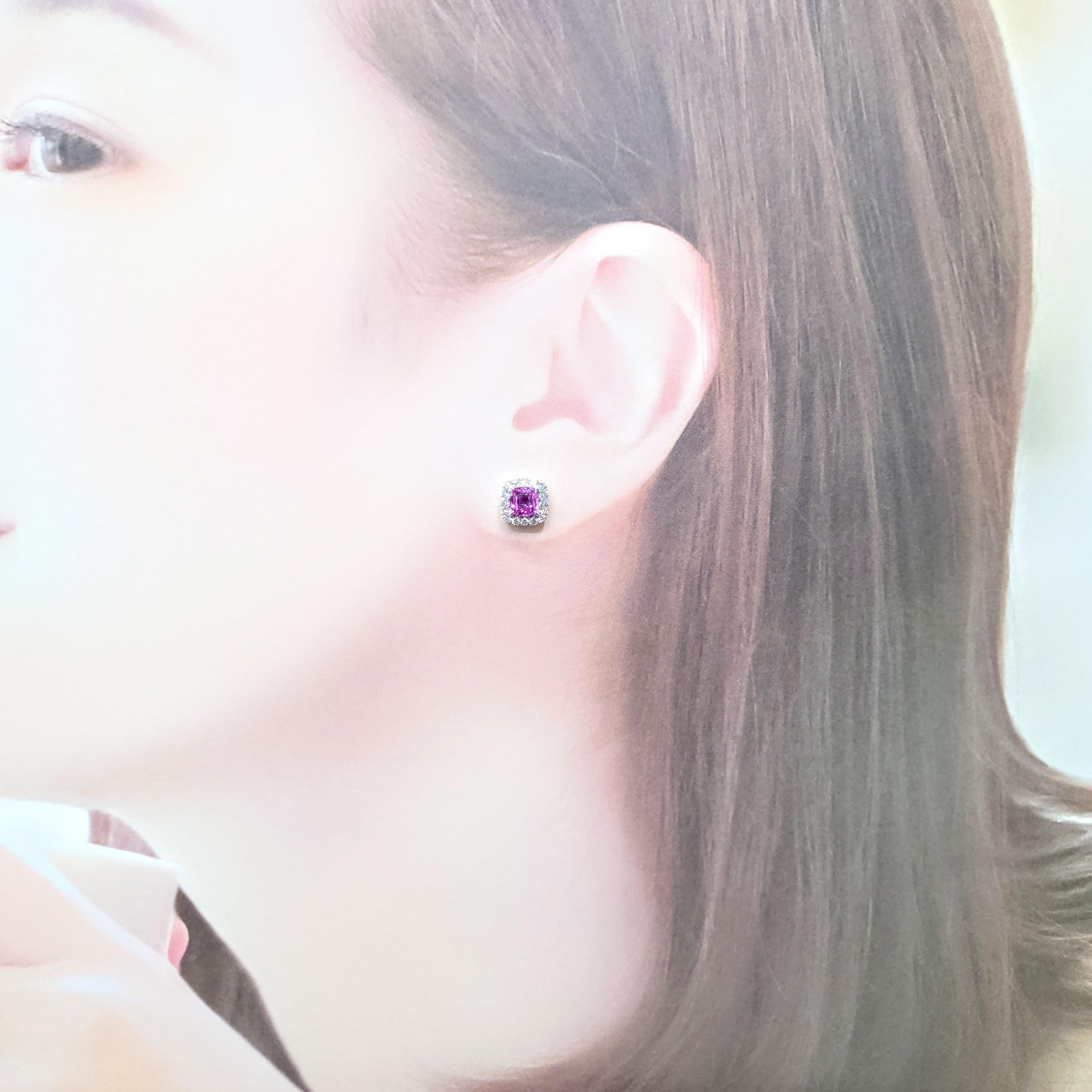 Questi splendidi orecchini presentano due zaffiri rosa certificati IGI per un totale di 1,70 carati. La loro rara e ipnotica tonalità rosa-violacea intensa testimonia la loro eccezionale qualità e bellezza. Ogni zaffiro è un cuscino quadrato