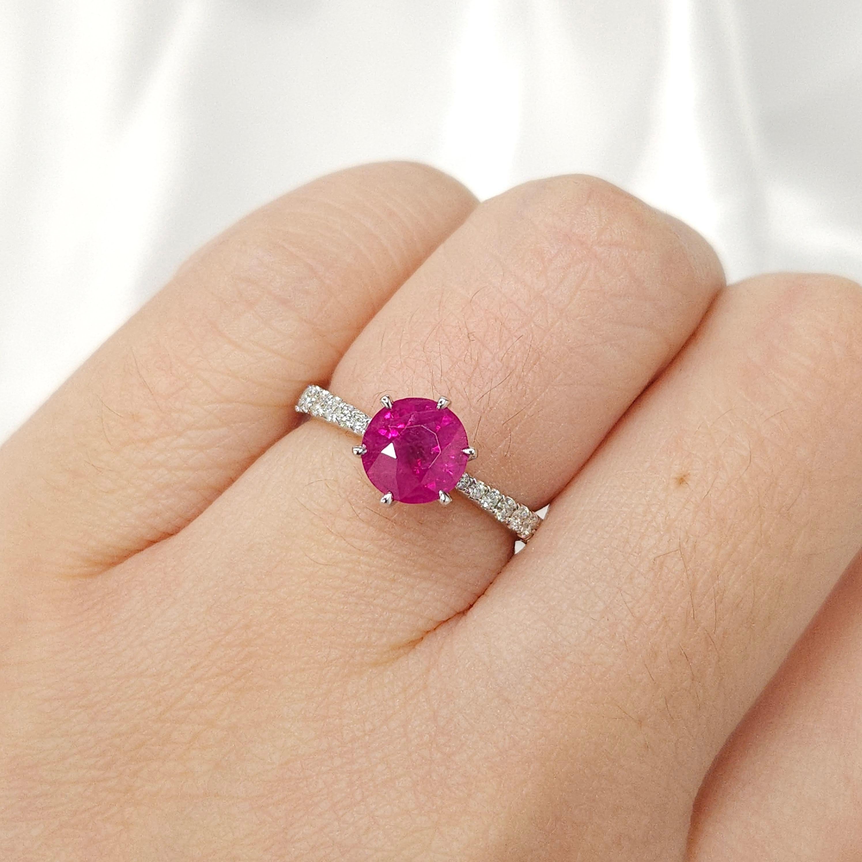 IGI Certified 1.70 Carat Ruby & Diamond Ring in 18K White Gold In New Condition For Sale In KOWLOON, HK