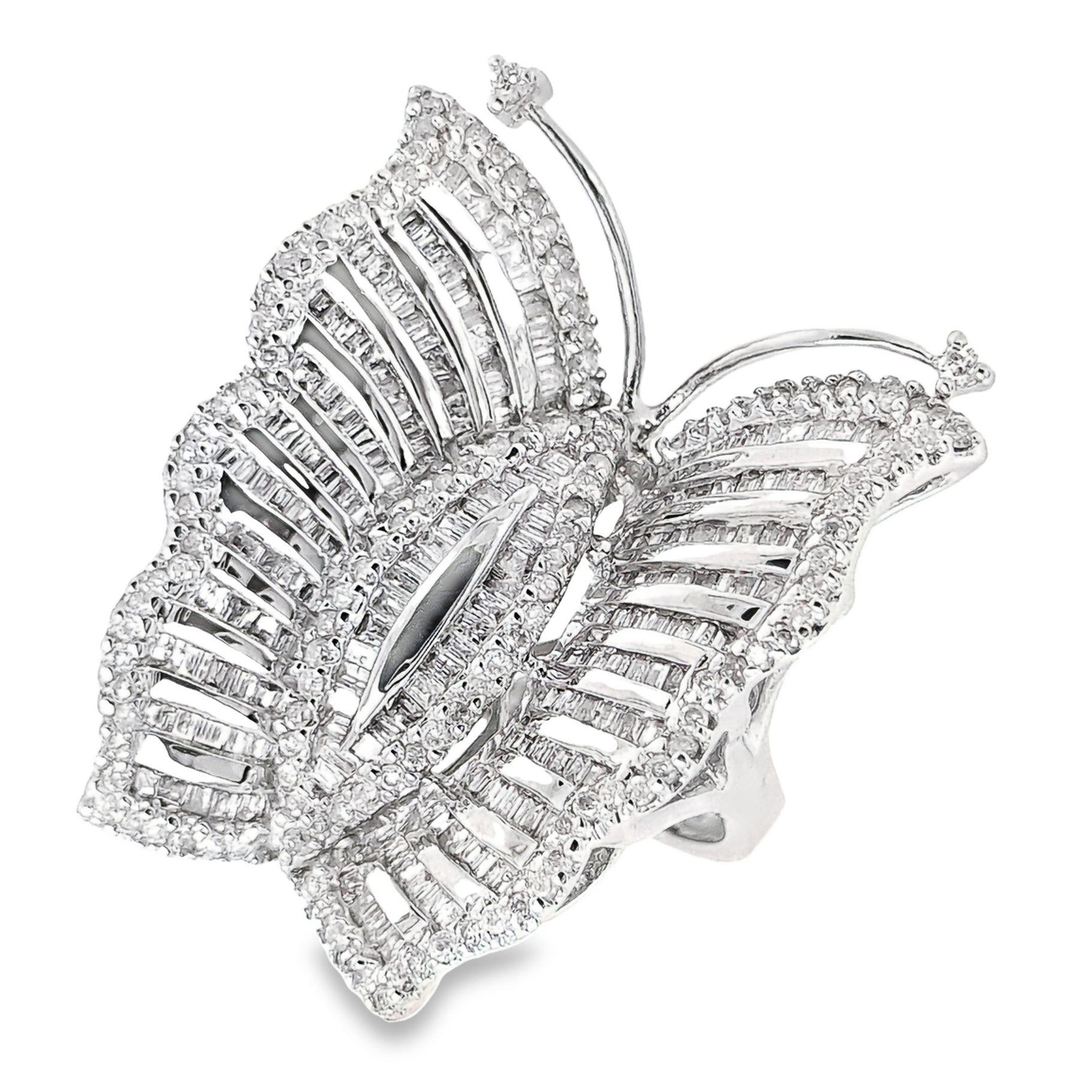 Lasciati andare all'eleganza pura con questo splendido anello a farfalla in oro bianco 18 carati, impreziosito da 350 squisiti diamanti naturali per un totale di 1,75 carati. Questo intricato disegno, certificato dall'IGI, mette in mostra la