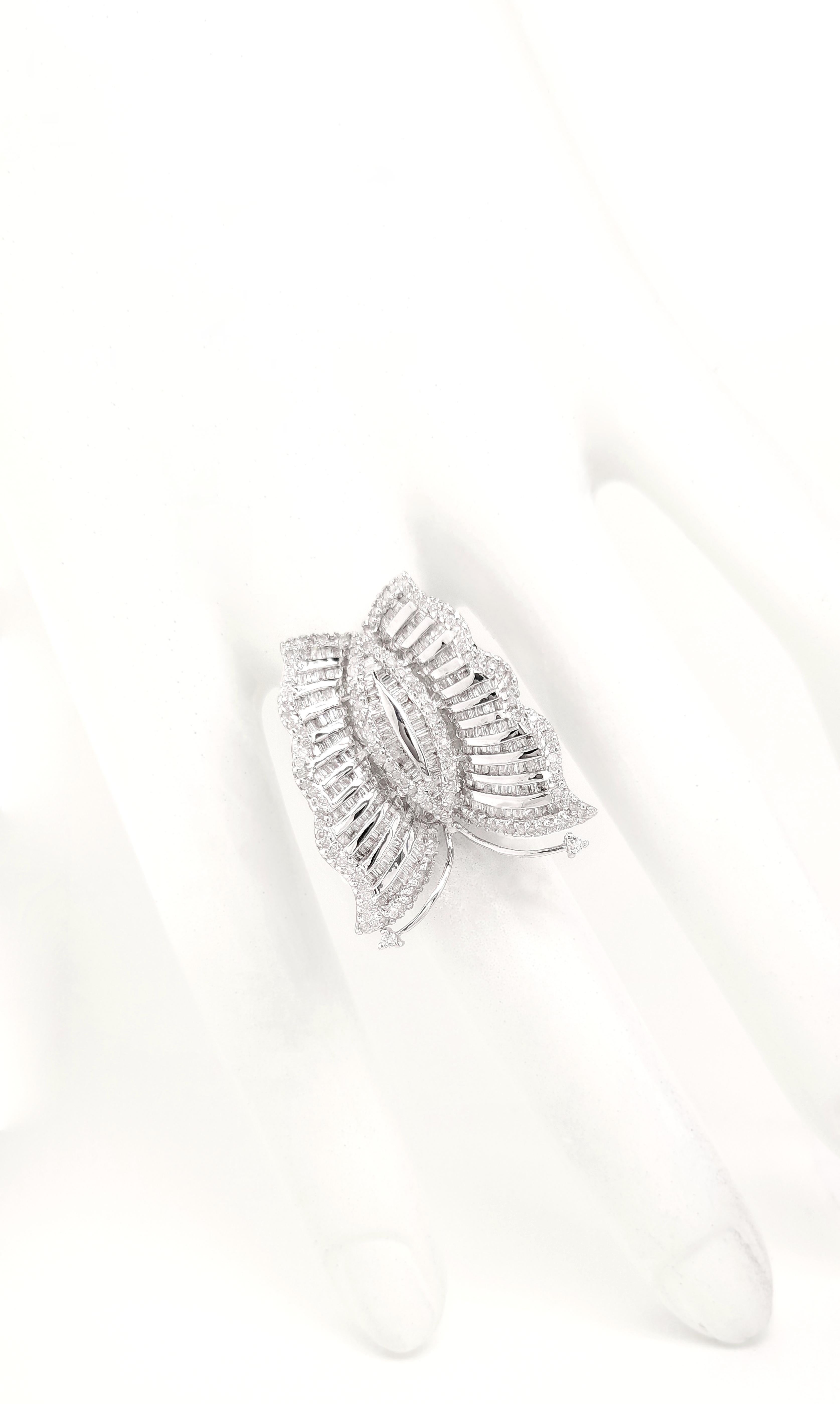 Anello a farfalla in oro bianco 18 carati con diamanti naturali certificati IGI da 1,75 ct. In condizioni Nuovo in vendita a Hong Kong, HK