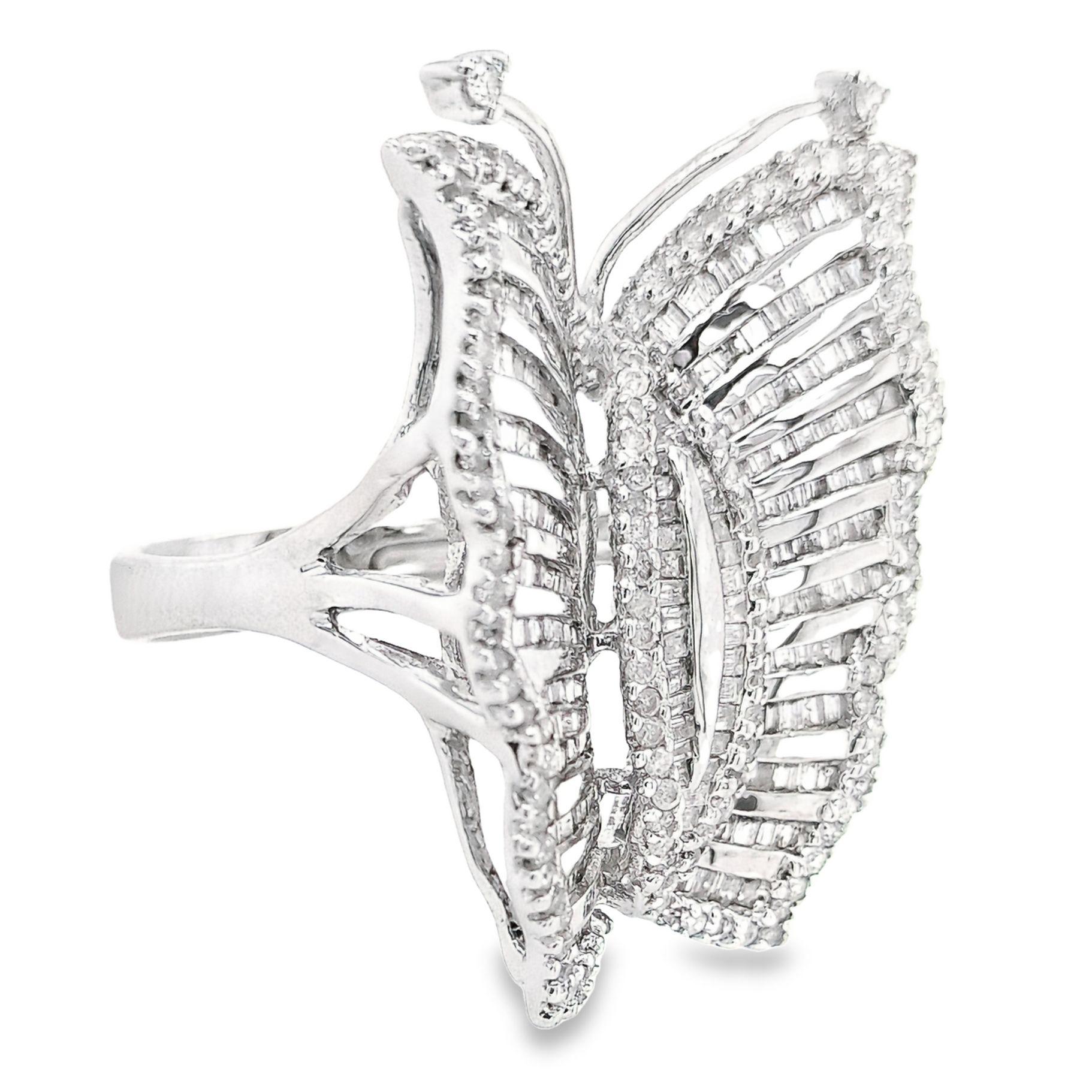 Anello a farfalla in oro bianco 18 carati con diamanti naturali certificati IGI da 1,75 ct. in vendita 3