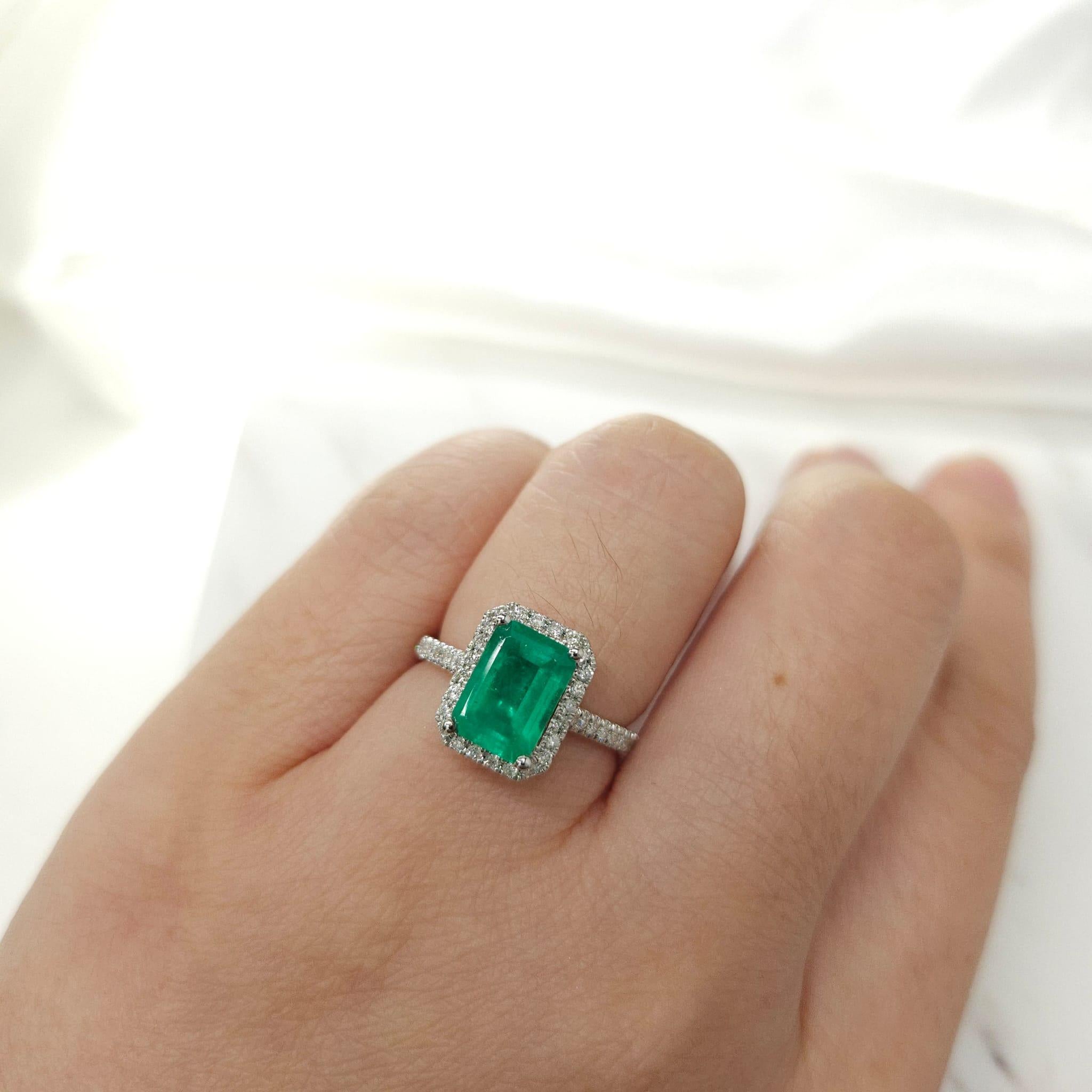 IGI Certified 1.76 Carat Emerald & Diamond Ring in 18K White Gold For Sale 4