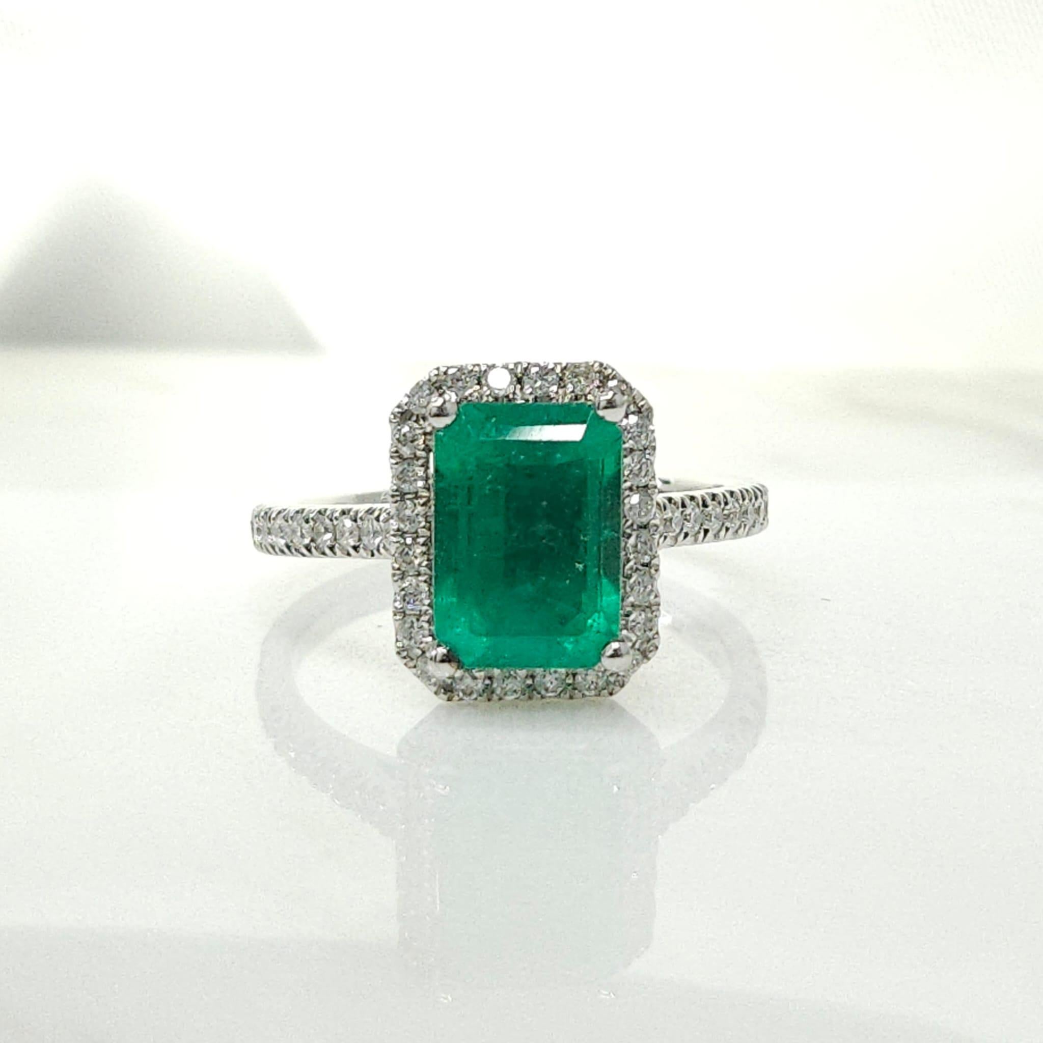 IGI Certified 1.76 Carat Emerald & Diamond Ring in 18K White Gold For Sale 5