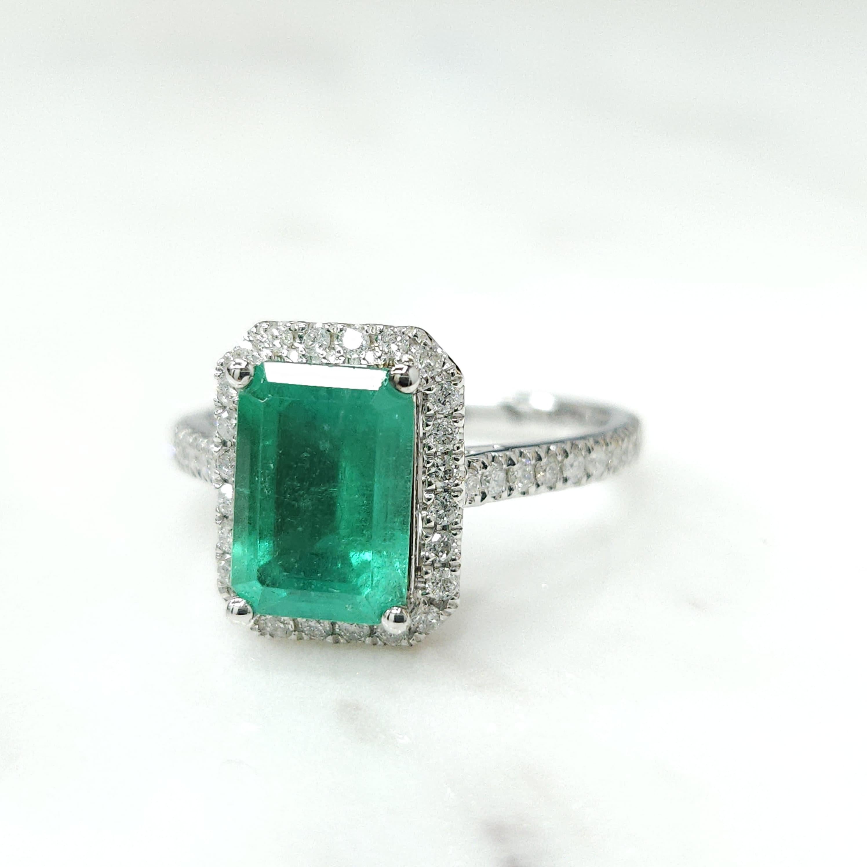 IGI Certified 1.76 Carat Emerald & Diamond Ring in 18K White Gold In New Condition For Sale In KOWLOON, HK