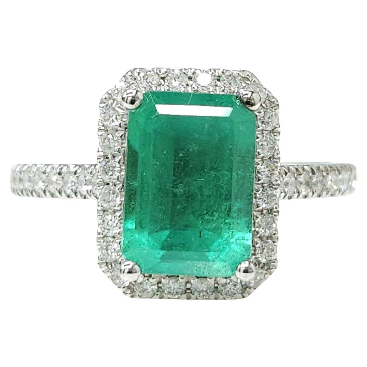 Voici un superbe bijou contenant une émeraude certifiée IGI de 1,76 carat, originaire de Colombie, réputée pour sa couleur verte intense et vibrante, dans une forme d'émeraude captivante. Cette pierre précieuse remarquable occupe le devant de la