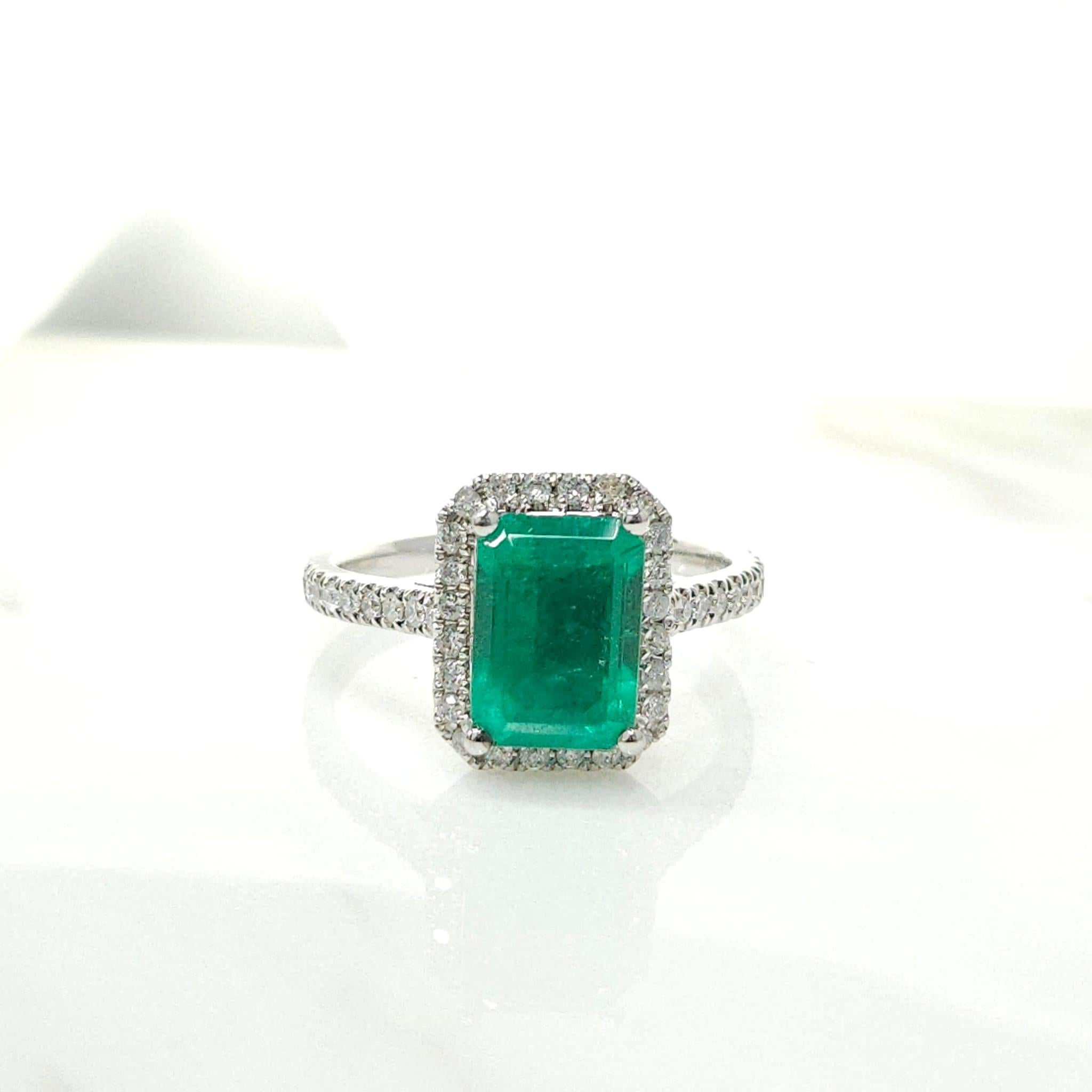 Modern IGI Certified 1.76 Carat Emerald & Diamond Ring in 18K White Gold For Sale