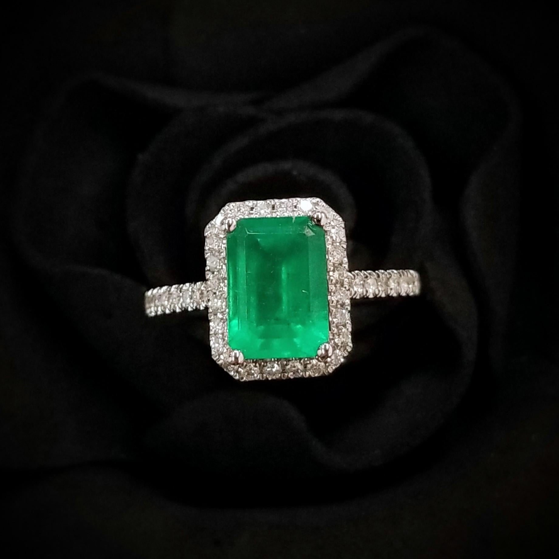 Women's IGI Certified 1.76 Carat Emerald & Diamond Ring in 18K White Gold For Sale