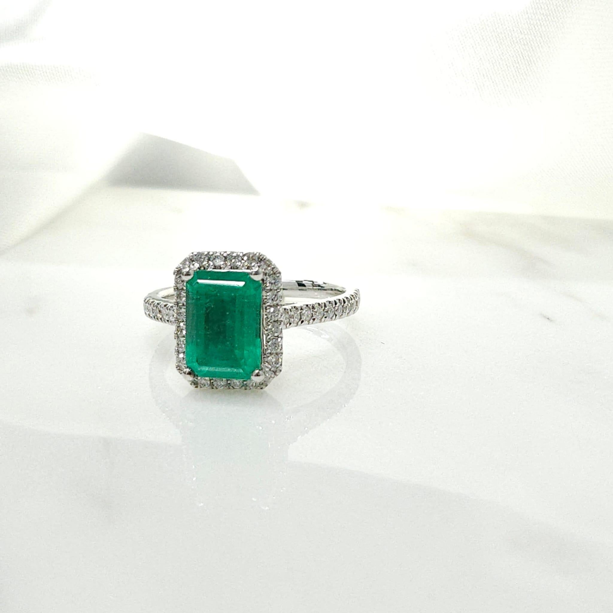 IGI Certified 1.76 Carat Emerald & Diamond Ring in 18K White Gold For Sale 2