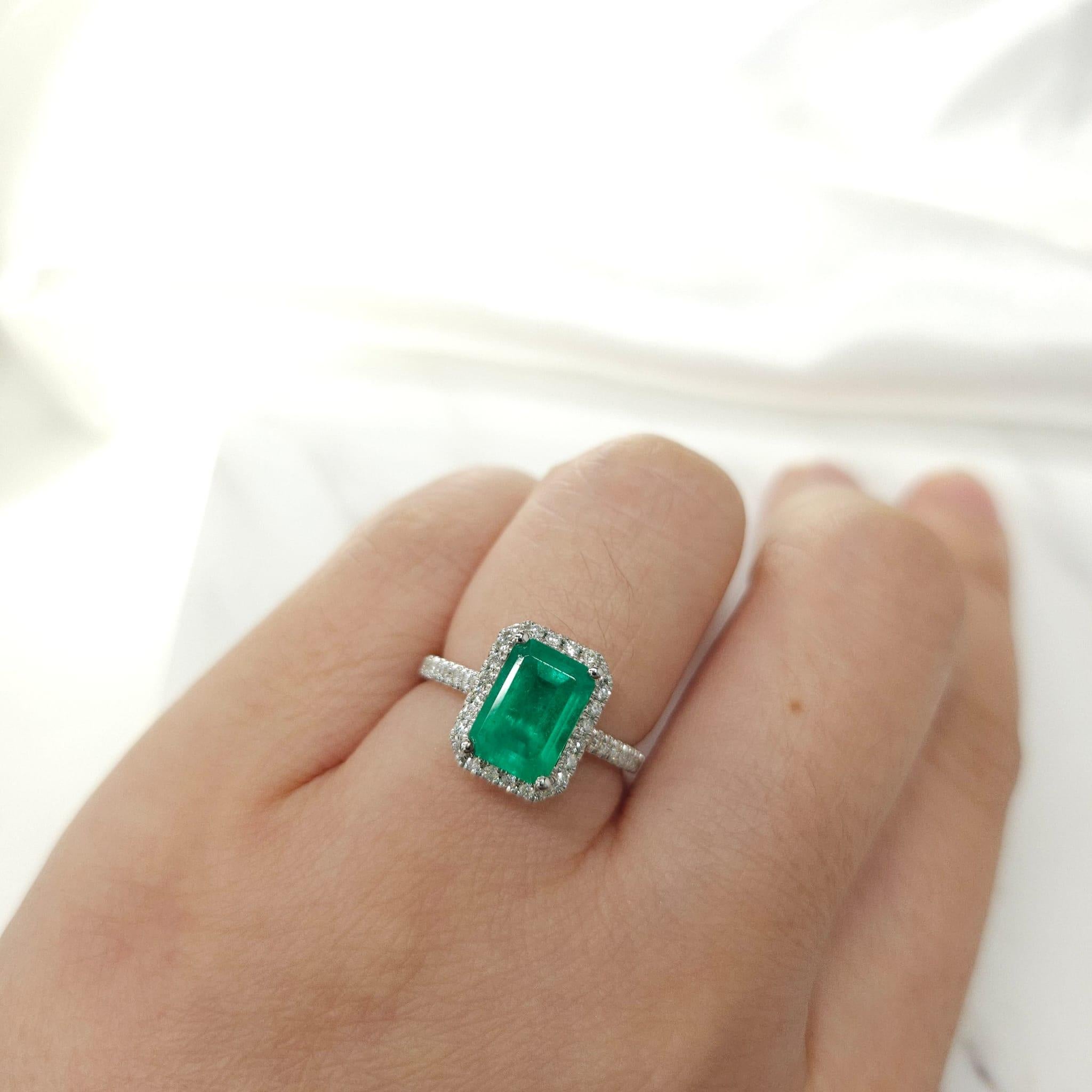IGI Certified 1.76 Carat Emerald & Diamond Ring in 18K White Gold For Sale 3