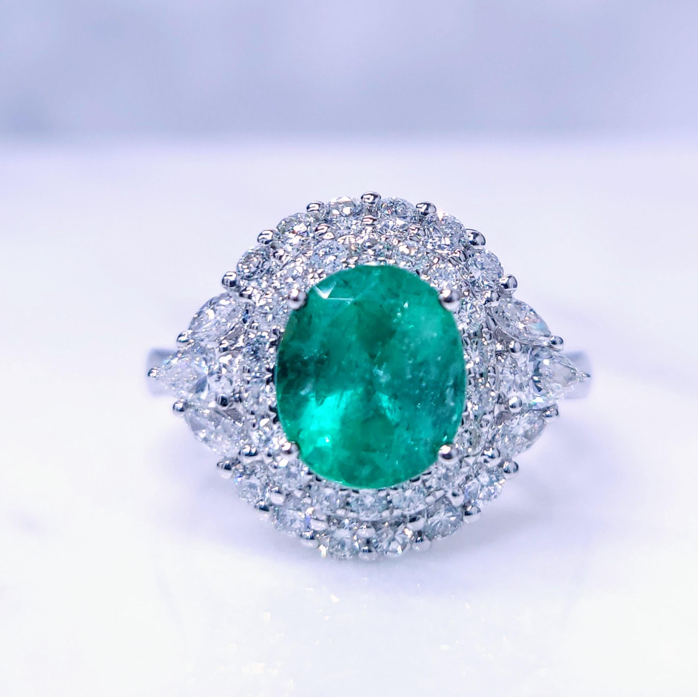 Dieser exquisite Ring besticht durch einen kolumbianischen Smaragd im Ovalschliff mit einem Gewicht von 1,77 Karat. Die satte grüne Farbe des Smaragds, die für kolumbianische Smaragde charakteristisch ist, wird durch einen funkelnden Halo aus
