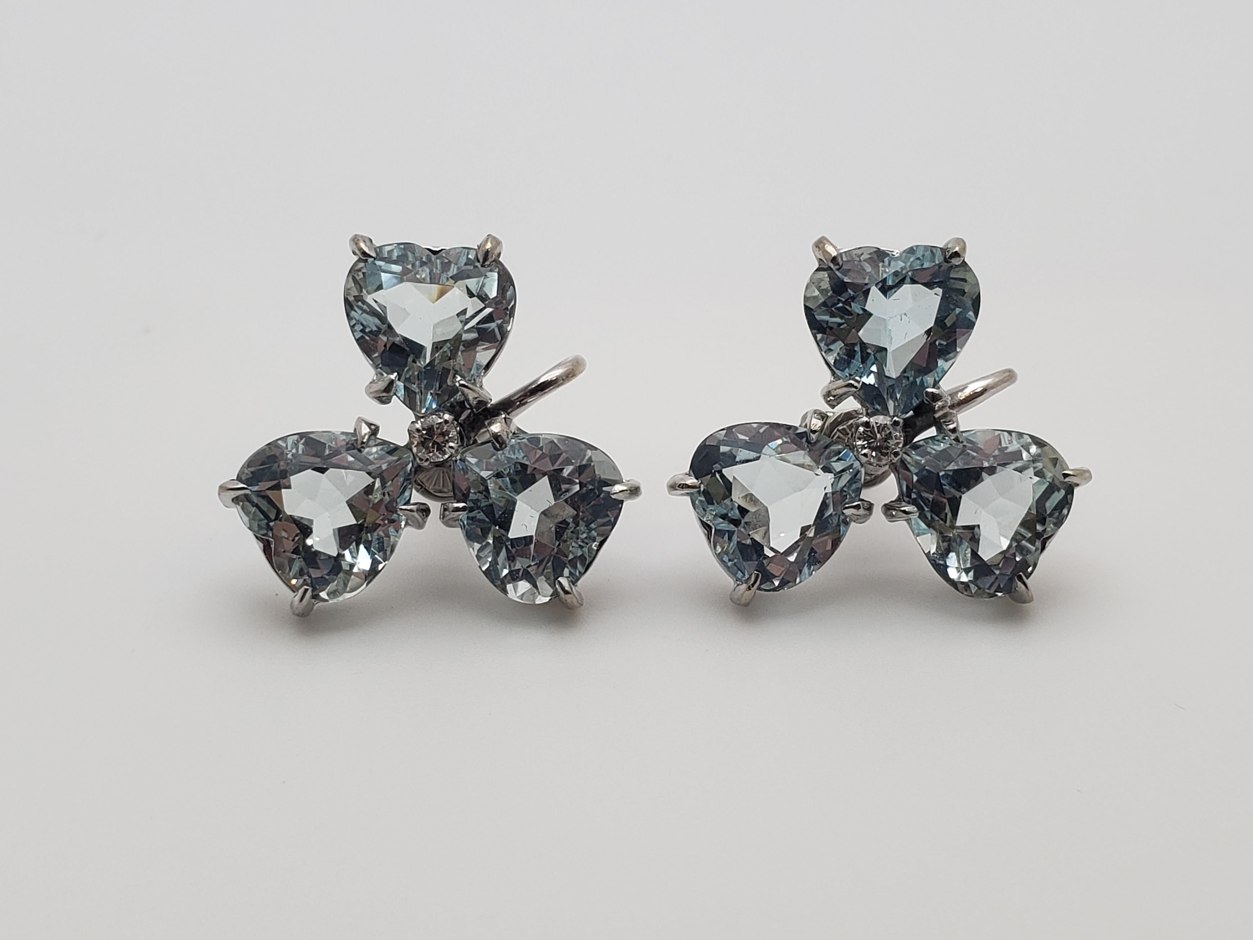 Un paio originale di orecchini con design a trifoglio in oro bianco 14K con acquamarina naturale e diamanti certificati IGI. Montato con sei acquemarine blu naturali a forma di cuore per un peso totale di circa 18 CT, disposte in un motivo floreale