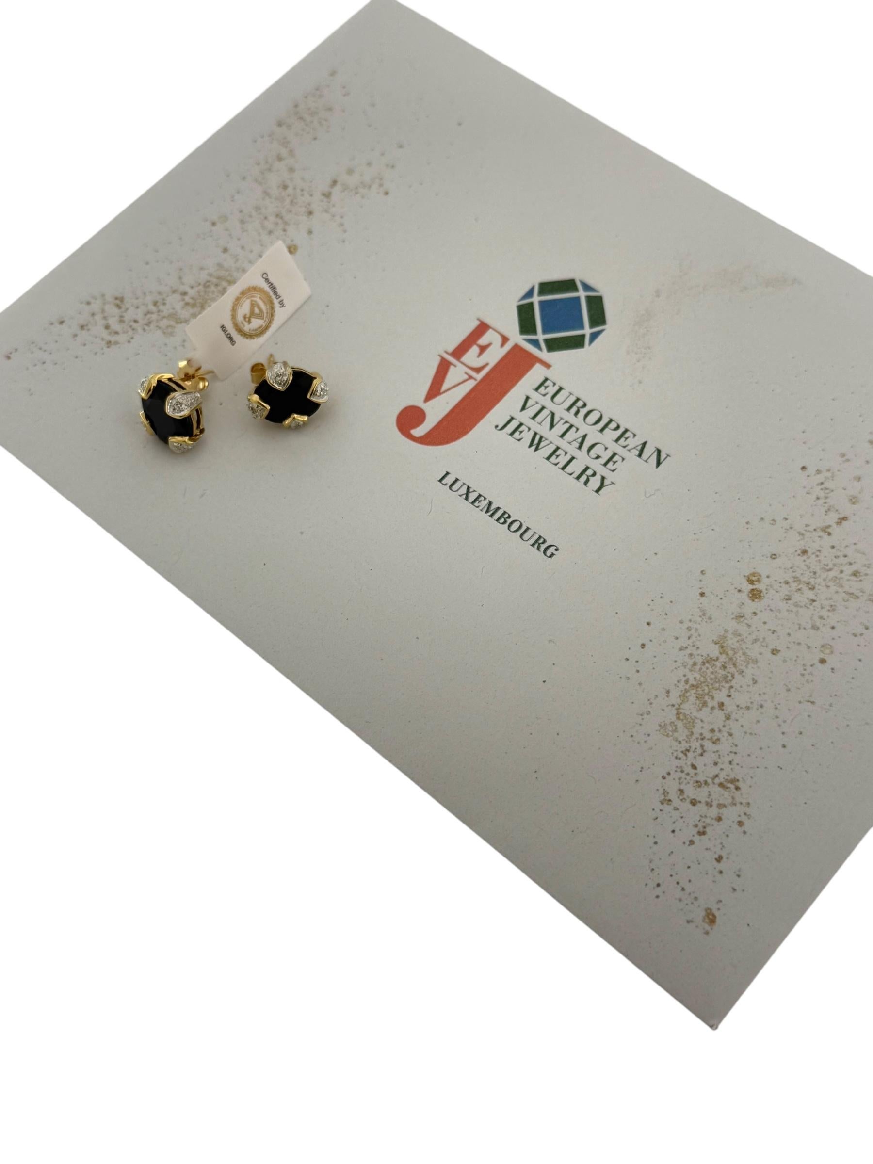 Questi orecchini con perno in oro 18kt certificato IGI sono una splendida dimostrazione di eleganza e maestria, caratterizzata da un'armoniosa miscela di oro giallo e bianco. Progettati per mettere in risalto la brillantezza delle gemme preziose,