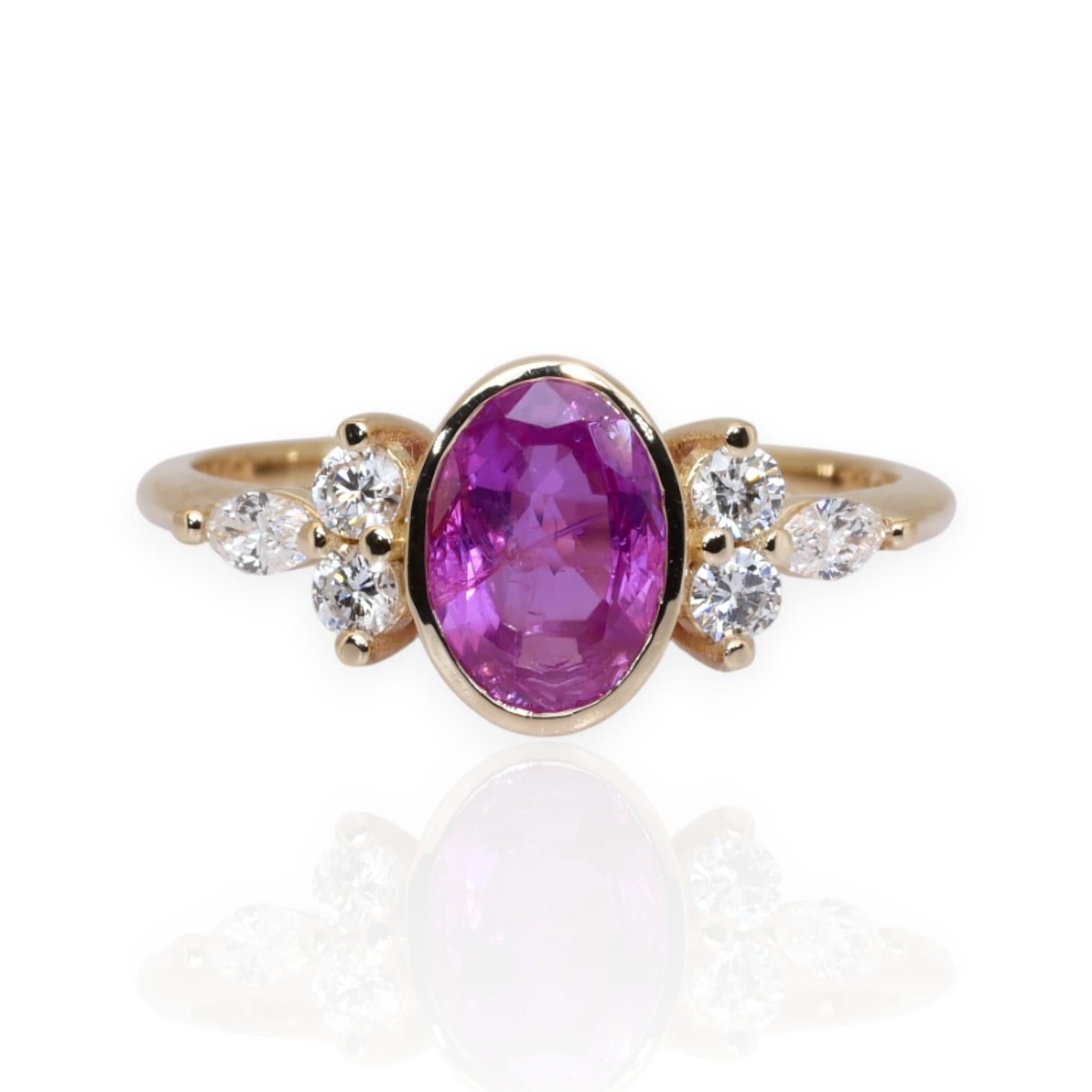 IGI Certified 1.80ct Sapphire and Diamonds Cluster Ring in 18k Yellow Gold For Sale