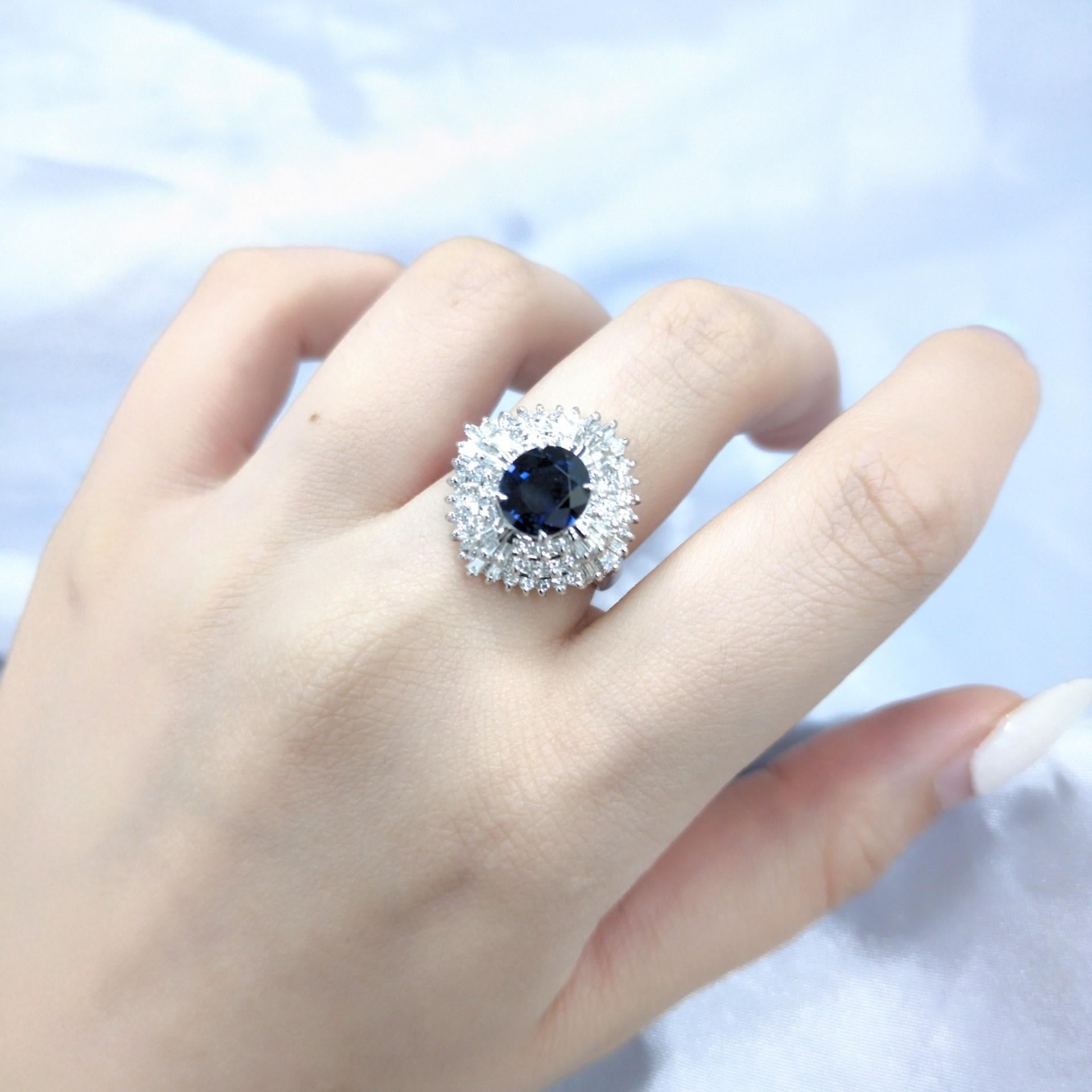 Deléitate con el impresionante encanto de este exquisito anillo de platino, un verdadero testimonio de sofisticación atemporal. En su corazón se encuentra un magnífico zafiro natural de 1,81 quilates, con un tono azul intenso y transparente que