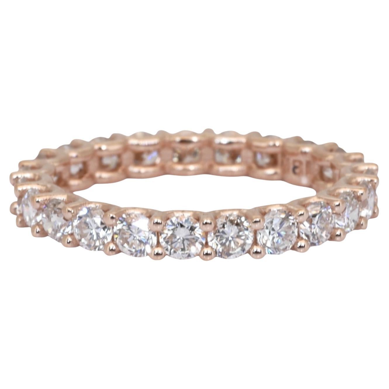 Anello a fascia per l
eternità con diamanti certificati IGI da 1,81 carati in oro rosa 18 carati in vendita