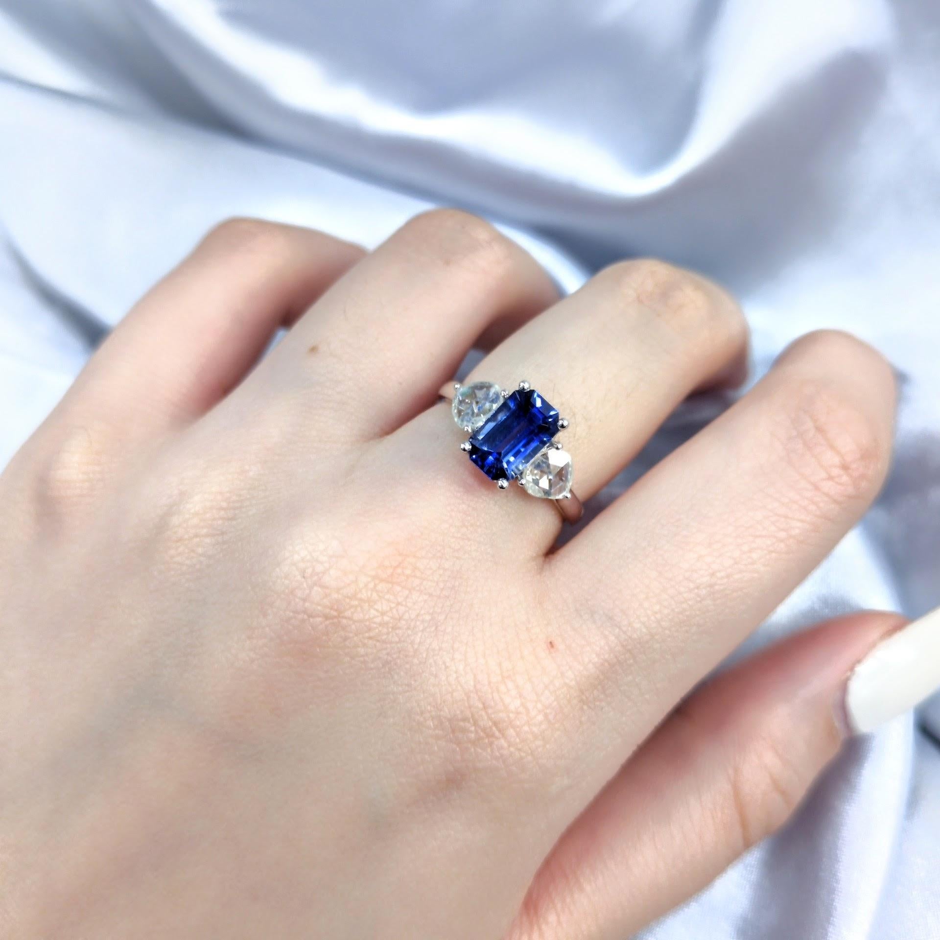 Stellen Sie sich vor, Ihre Hand mit diesem exquisiten Ring aus 18 Karat Weißgold zu schmücken - ein wahres Zeugnis zeitloser Eleganz. Sein Herzstück ist ein prächtiger Smaragd von 1,82 Karat, der mit seinem leuchtenden, fesselnden Blau alle Blicke