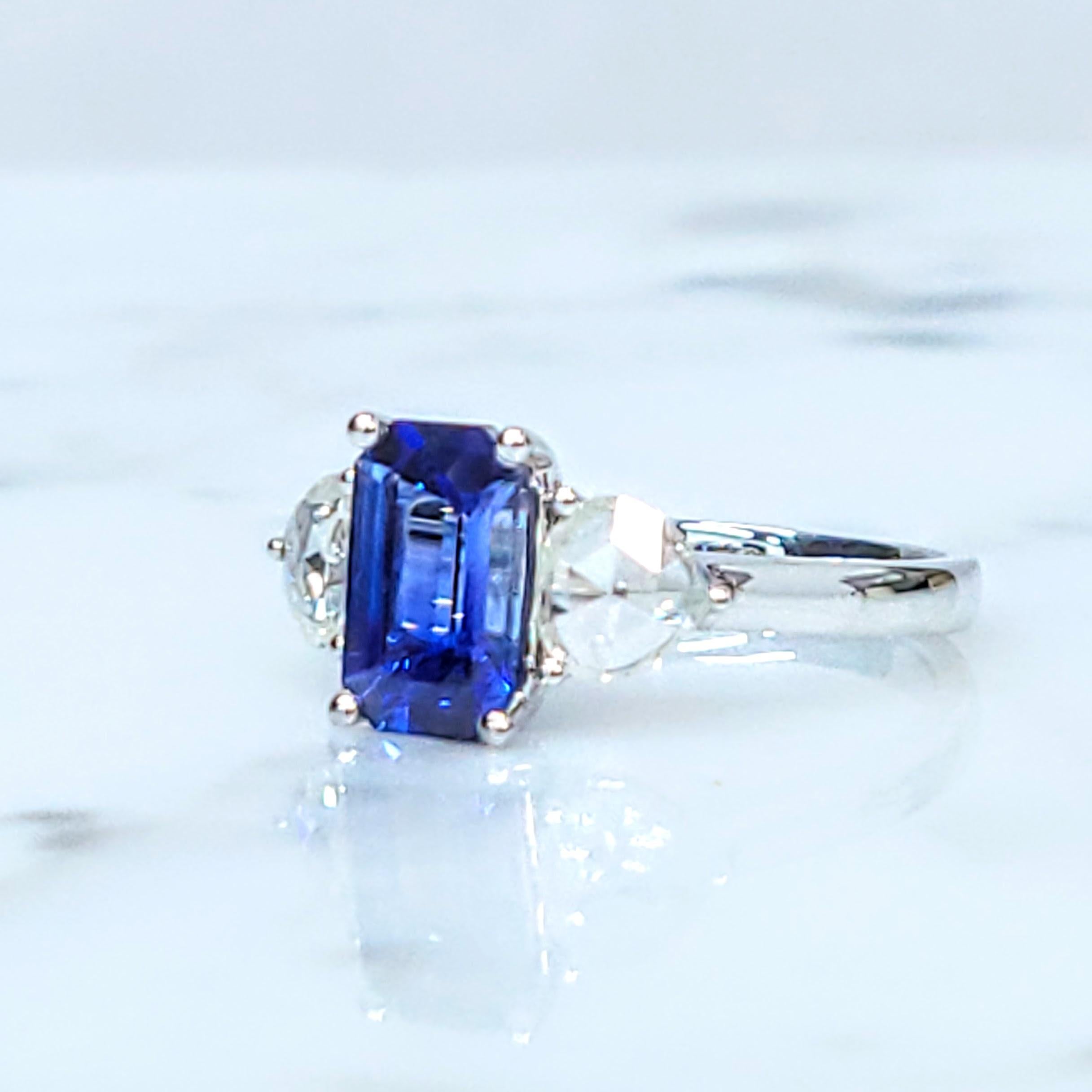 IGI-zertifizierter 1,82 Karat blauer Saphir & Diamantring aus 18 Karat Weißgold (Ovalschliff) im Angebot