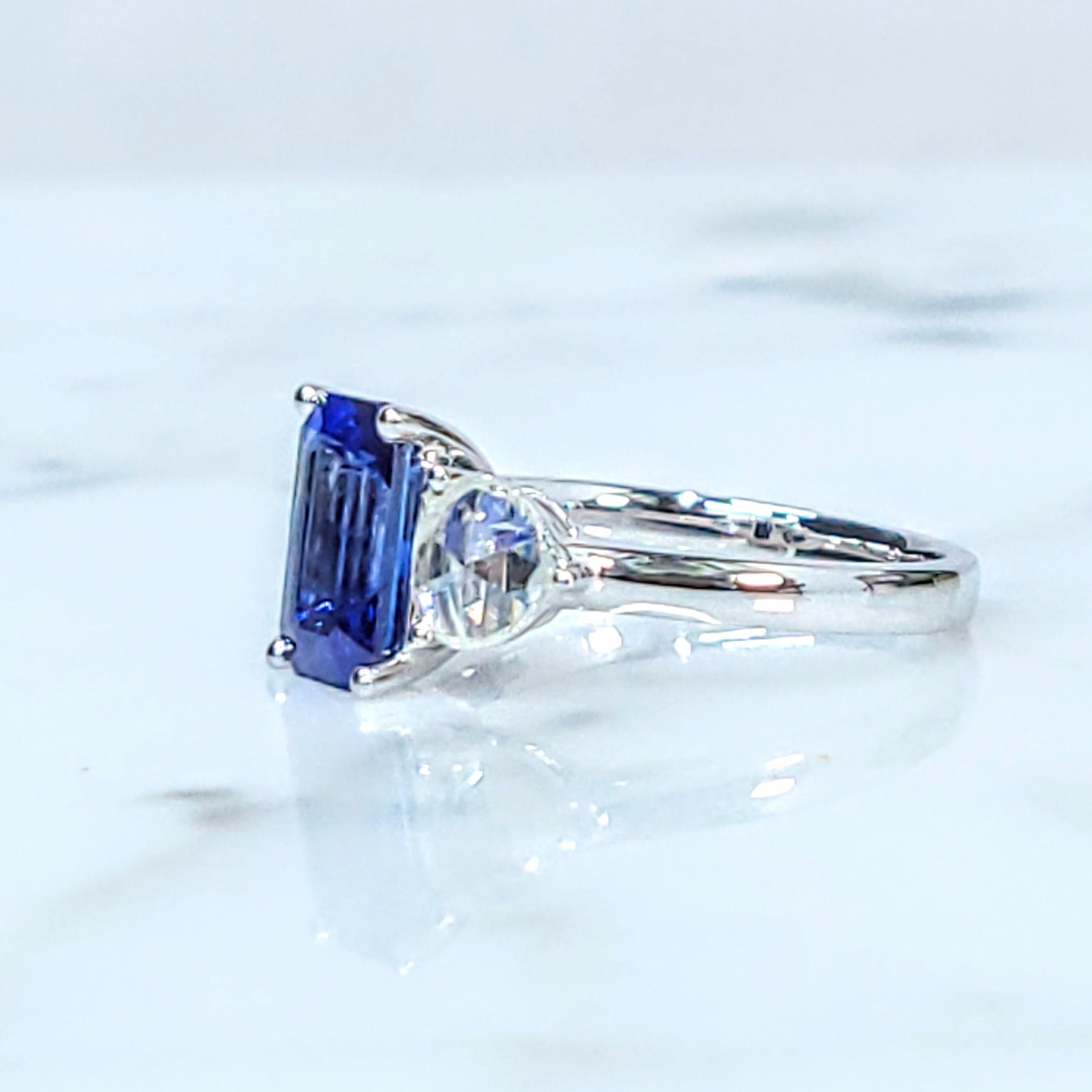 IGI-zertifizierter 1,82 Karat blauer Saphir & Diamantring aus 18 Karat Weißgold im Zustand „Neu“ im Angebot in KOWLOON, HK