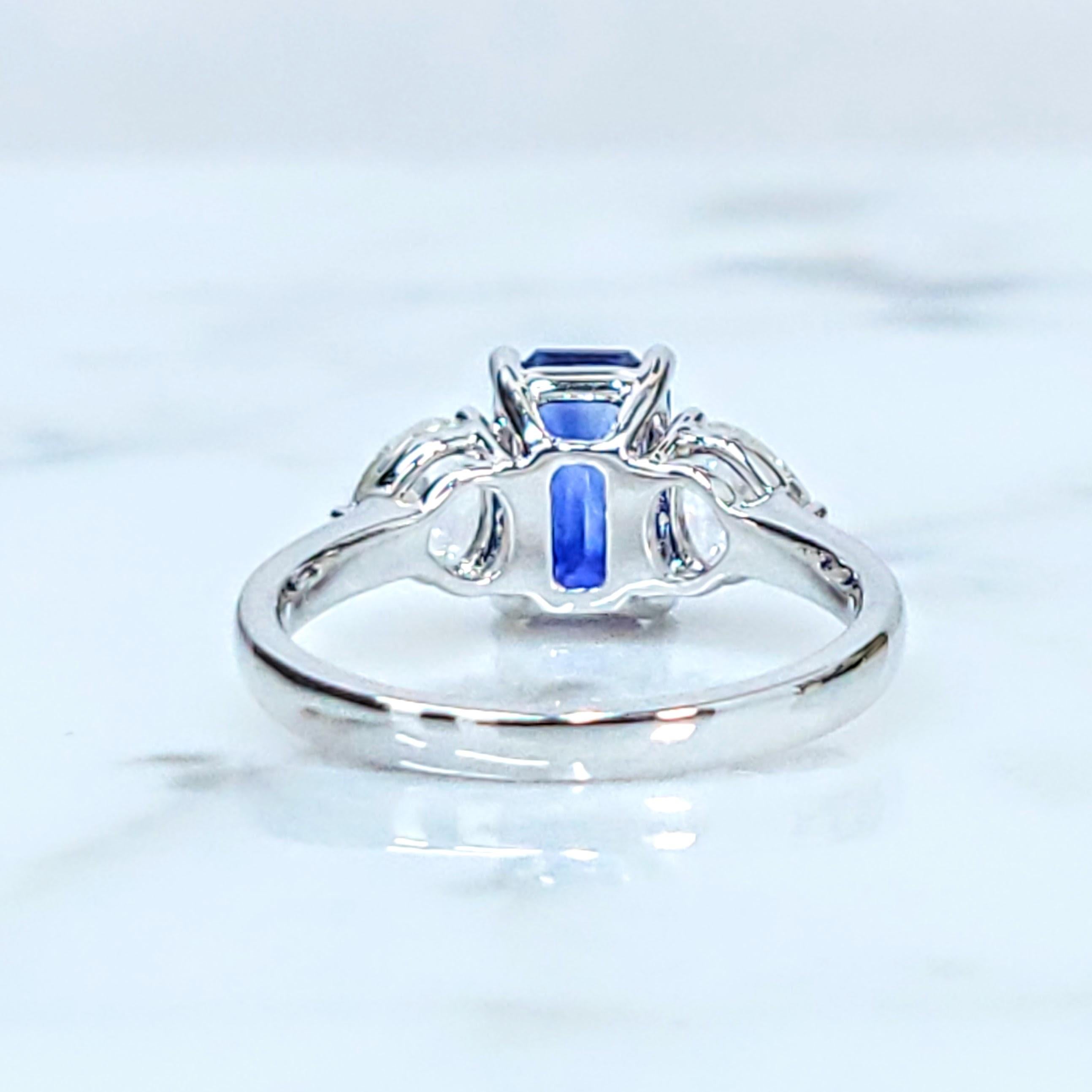 IGI-zertifizierter 1,82 Karat blauer Saphir & Diamantring aus 18 Karat Weißgold Damen im Angebot