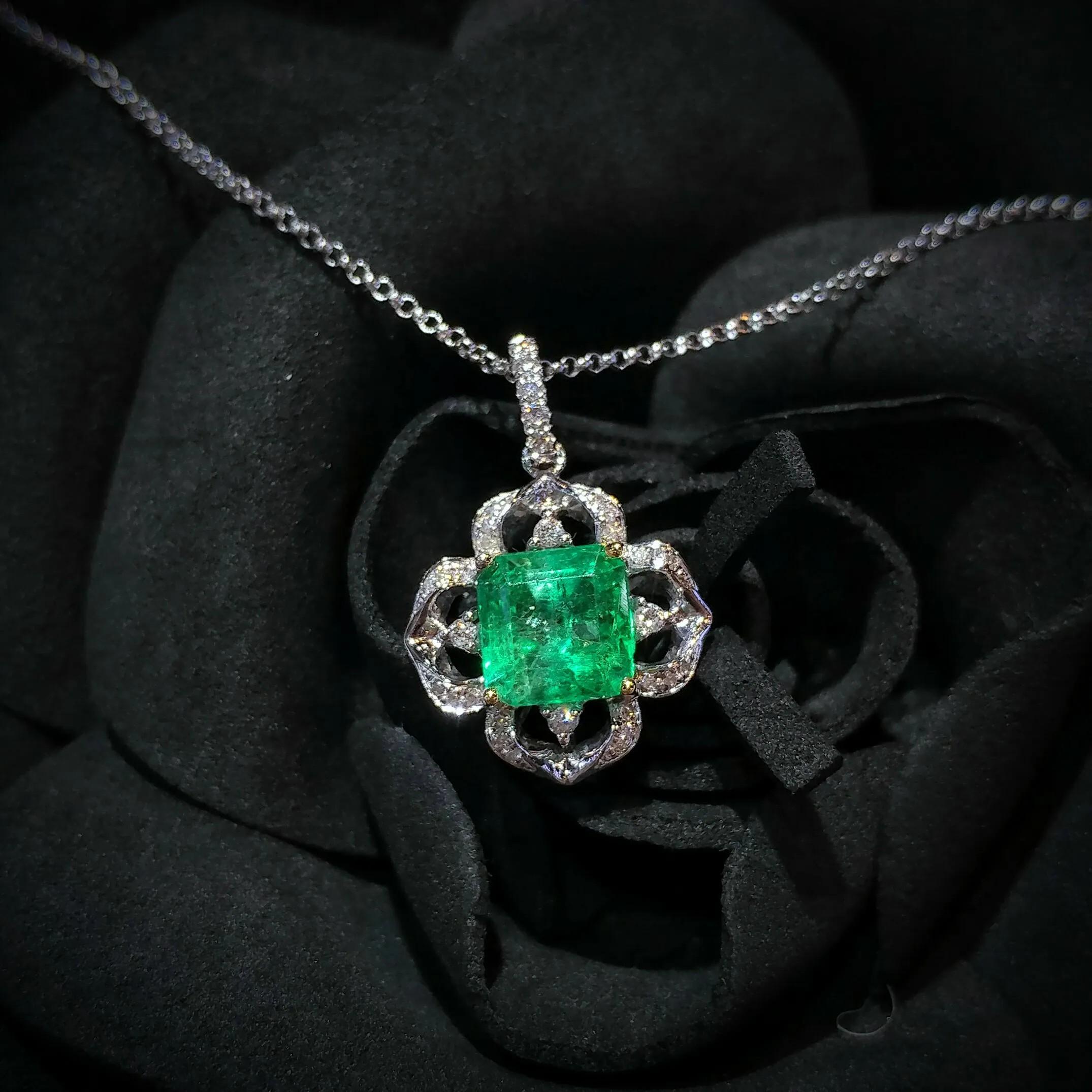 IGI-zertifiziert 1,83 Karat kolumbianischen Smaragd ein Diamant-Anhänger in 18K Gold (Smaragdschliff) im Angebot