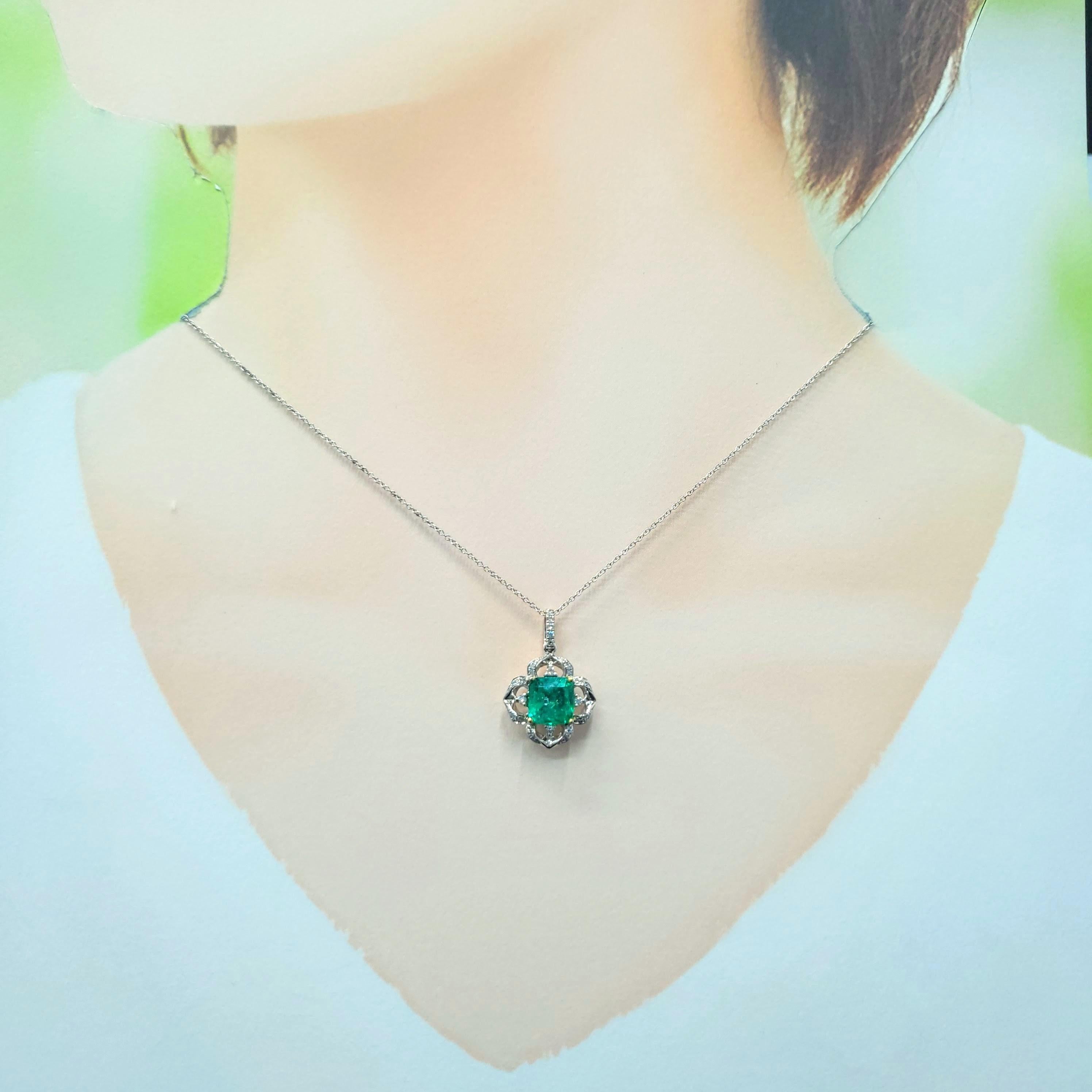 Erleben Sie die auffallende Eleganz dieses Anhängers aus 18 Karat Gelb- und Weißgold, der offiziell mit einer elektronischen Kopie eines Schmuckberichts des International Gemological Institute zertifiziert ist. Dieser Anhänger zeichnet sich durch