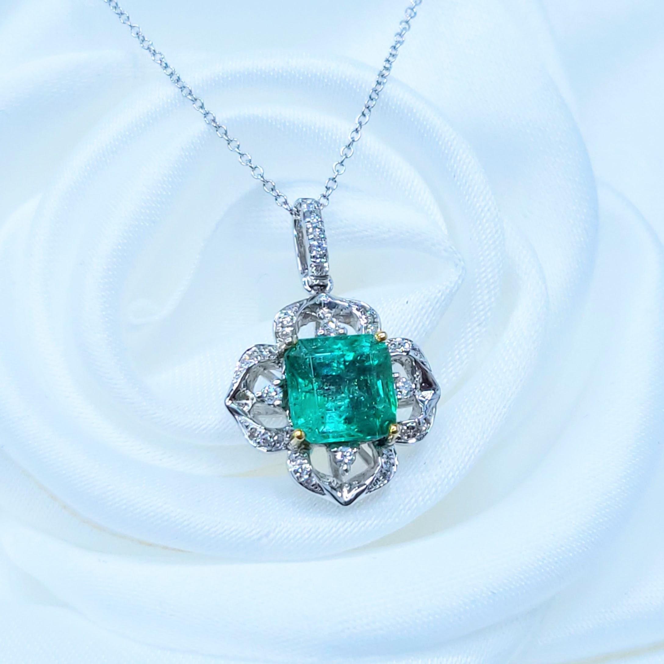 IGI-zertifiziert 1,83 Karat kolumbianischen Smaragd ein Diamant-Anhänger in 18K Gold im Zustand „Neu“ im Angebot in KOWLOON, HK