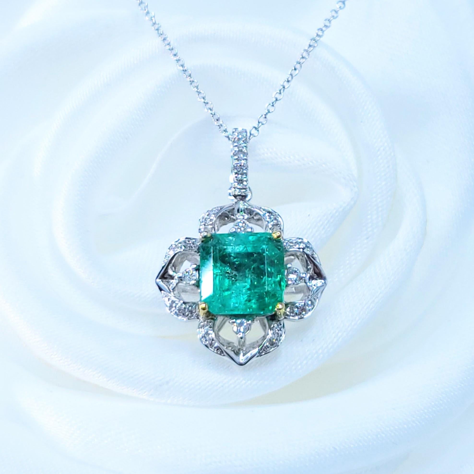 IGI-zertifiziert 1,83 Karat kolumbianischen Smaragd ein Diamant-Anhänger in 18K Gold Damen im Angebot