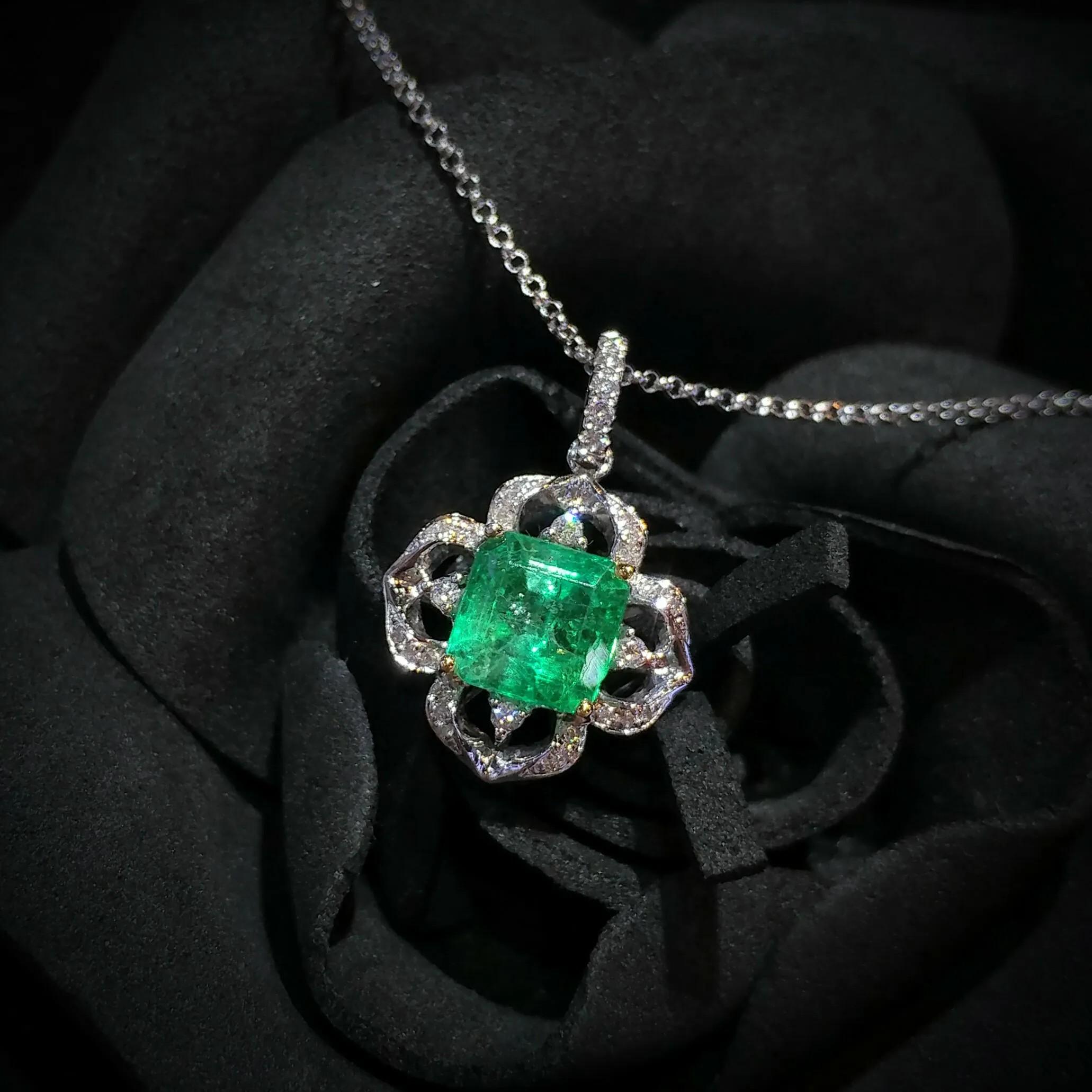 IGI-zertifiziert 1,83 Karat kolumbianischen Smaragd ein Diamant-Anhänger in 18K Gold im Angebot 4